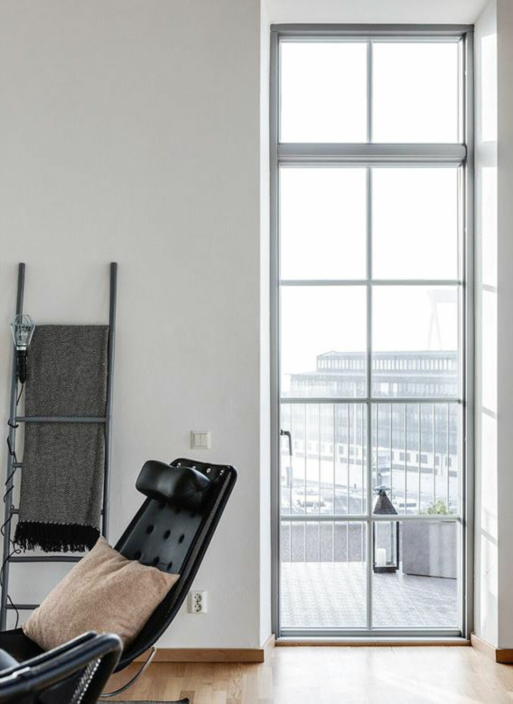 Foto: <a href="https://www.instagram.com/bjurfors_goteborg/" target="_blank" rel="noopener">Bjurfors </a>Styling: Moodhouse homestyling/mäklare: Lovisa Hedlund Dekorationsstege med klämspot-lampa.