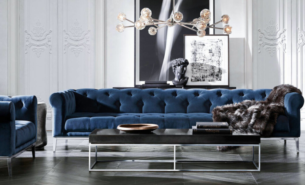 Foto via: <a href="https://lookbooks.com/marketplace/explore/Utopia" target="_blank" rel="noopener">Lookbooks</a> Lyxigt blå sammetssoffa med insydda knappar.
