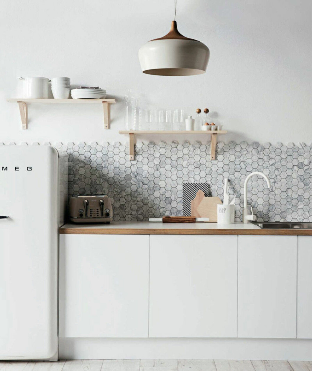 Via: Côté Maison Hexagon kakel som stänkskydd i ett kök.