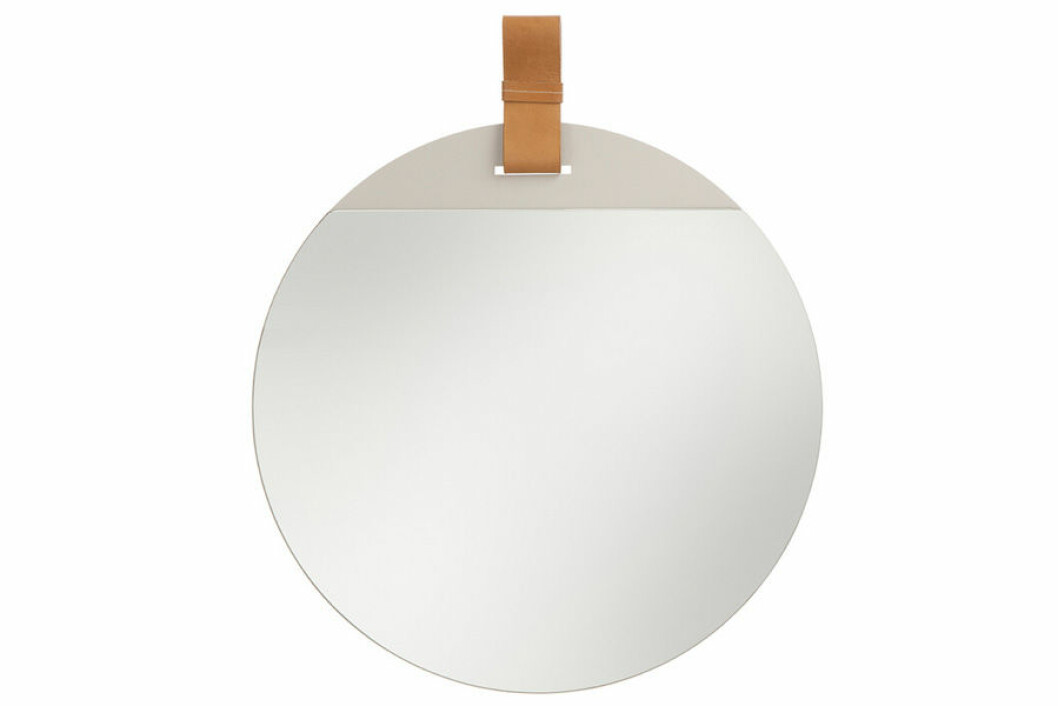 Rund spegel Enter från Ferm living med läderband. 