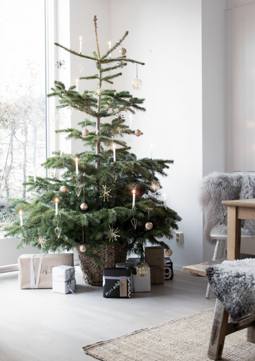 Foto: <a href="http://www.myscandinavianhome.com/2016/12/my-home-at-christmas.html" target="_blank" rel="noopener">My scandinavian home</a> Julgran med avskalade dekorationer, skandinavisk stil.