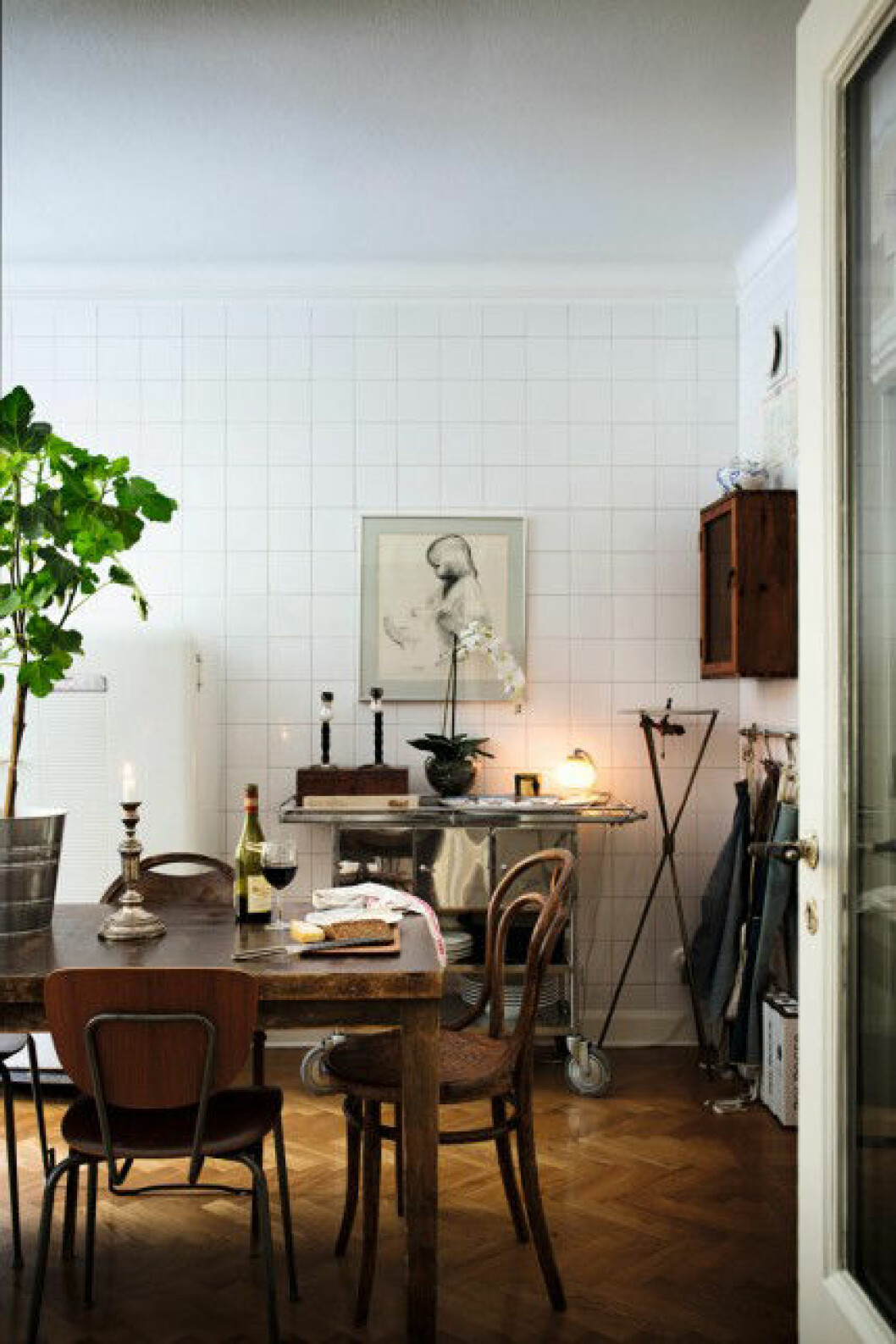 Foto: Johan Sellén Styling: Gill Renlund Syns i: ”<a href="https://www.elle.se/decoration/hemma-hos-industriellt-i-funkislagenheten/" target="_blank" rel="noopener">Hemma hos: Industriellt i funkislägenheten</a>” Den industriinspirerade inredningsstilen passar vattumannen.