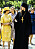 Drottning Silvia i gul klänning och hatt som kronprinsessan Victoria valde att bära 39 år tidigare.