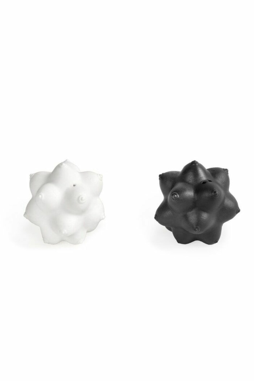 Dekorera med stiliga salt-och pepparkaren Aphrodite från Jonathan Adler på bordet.