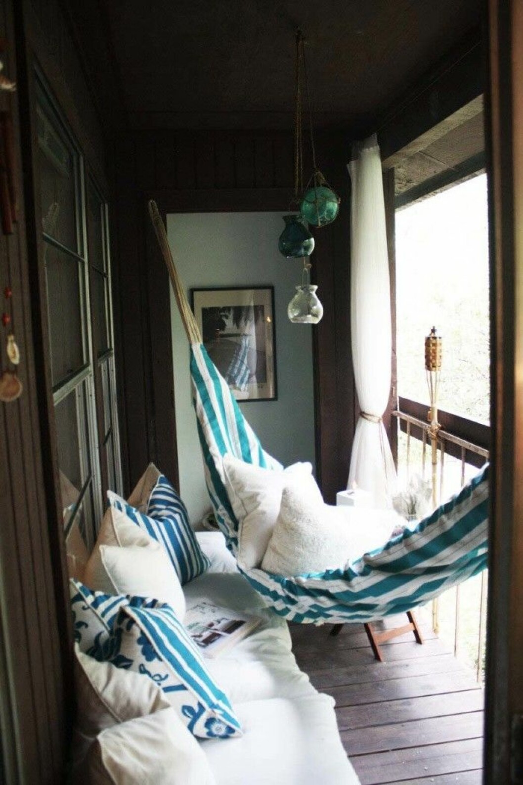 Via: <a href="http://homemasters.ru/articles/category/mebel-i-dizain-interera/kak-oformit-balkon/" target="_blank" rel="noopener">Home Masters</a> 12. balkong
