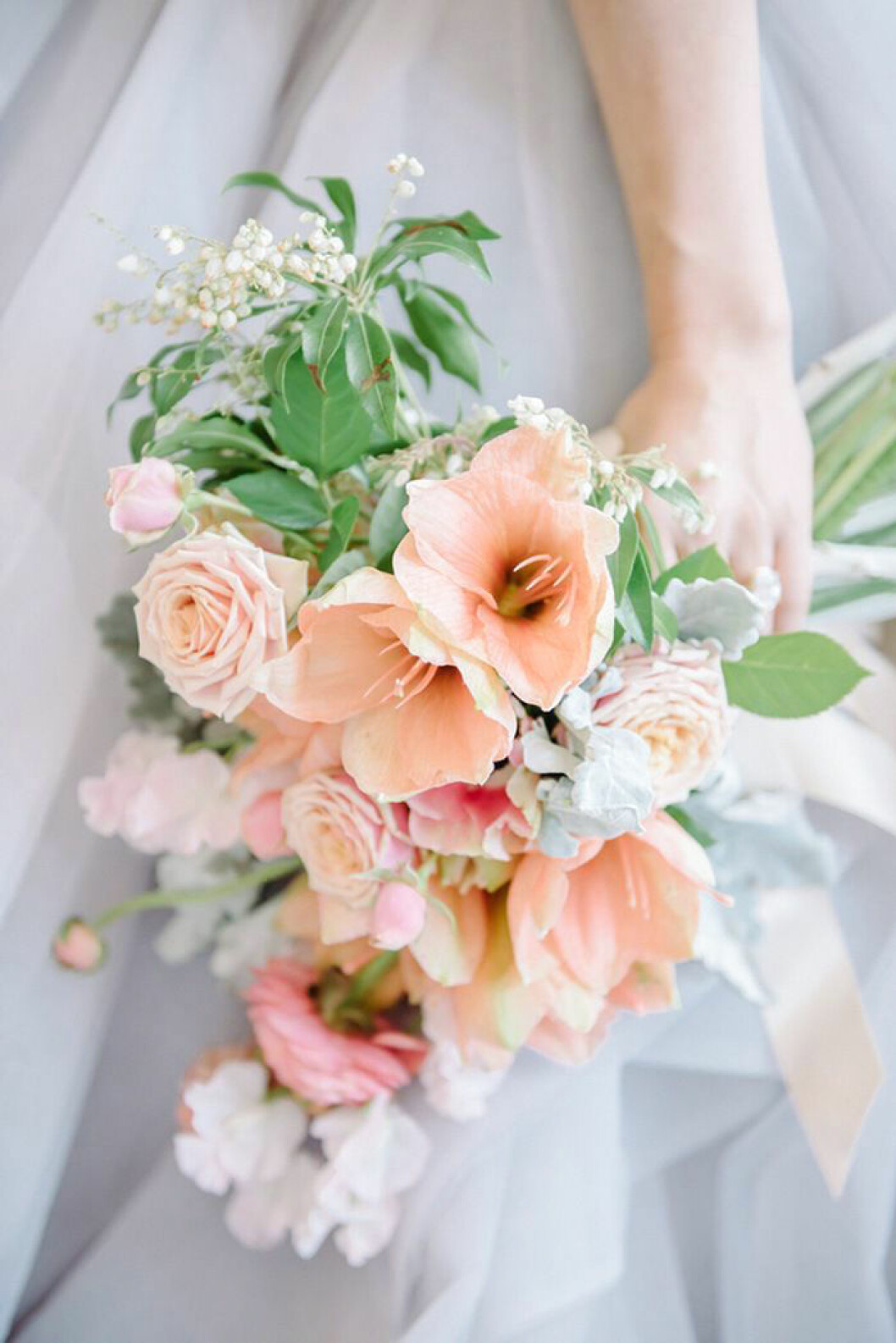 Foto via: <a href="http://stylelovely.com/atrendylifeweddings/2017/03/30/inspiracion-bodas-primavera/" target="_blank" rel="noopener">Style lovely</a> Aprikos är fin färg att ha i bröllopsbuketten.