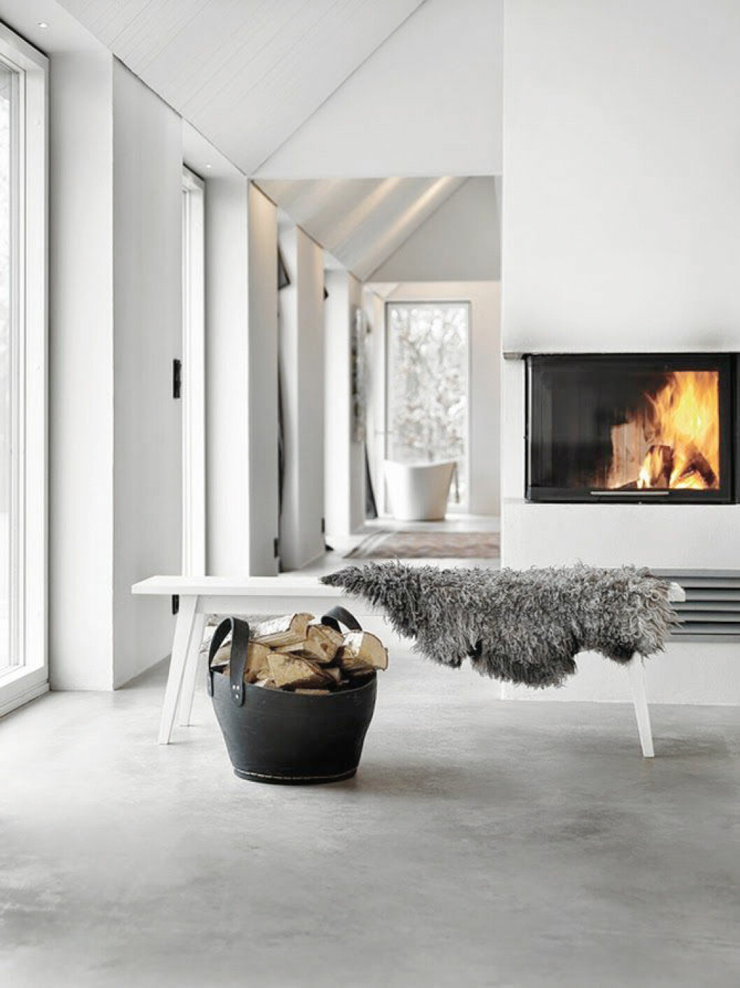 Via: <a href="http://issuu.com/torkelson/docs/torkelson_2014" target="_blank" rel="noopener">Torkelson</a> Braskamin i ett stilrent vardagsrum i vitt