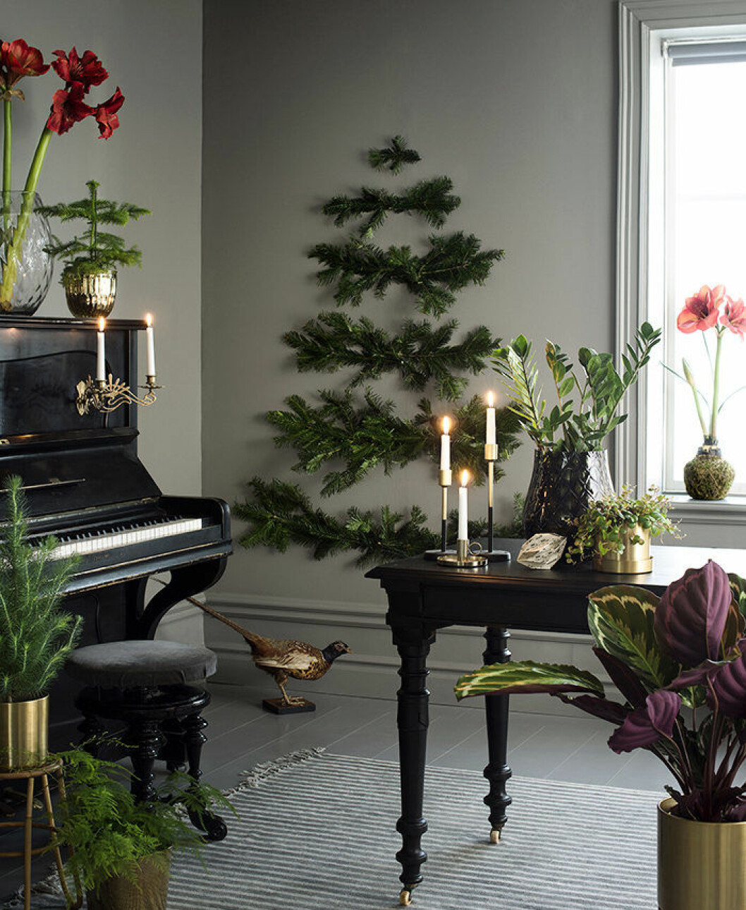 Foto: <a href="https://www.plantagen.se/" target="_blank" rel="noopener">Plantagen</a> Julgran på väggen.