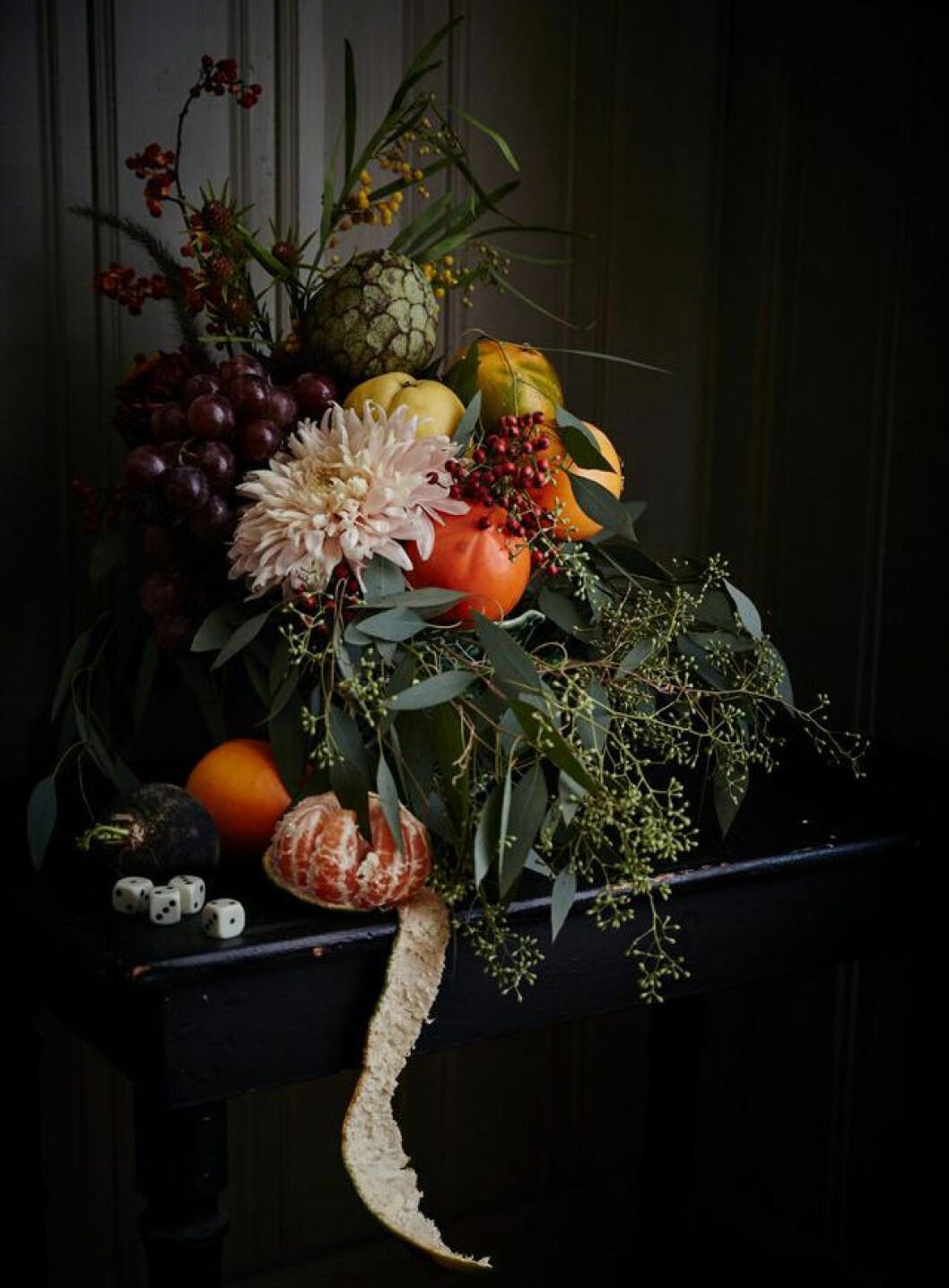 Foto: Artilleriet Dekorativ bukett med blandning av blommor, bär och frukt.