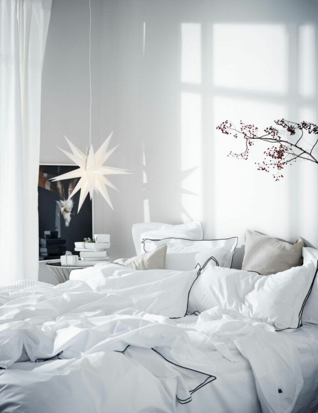Foto: Jotex Mysigt sovrum med adventsstjärna.