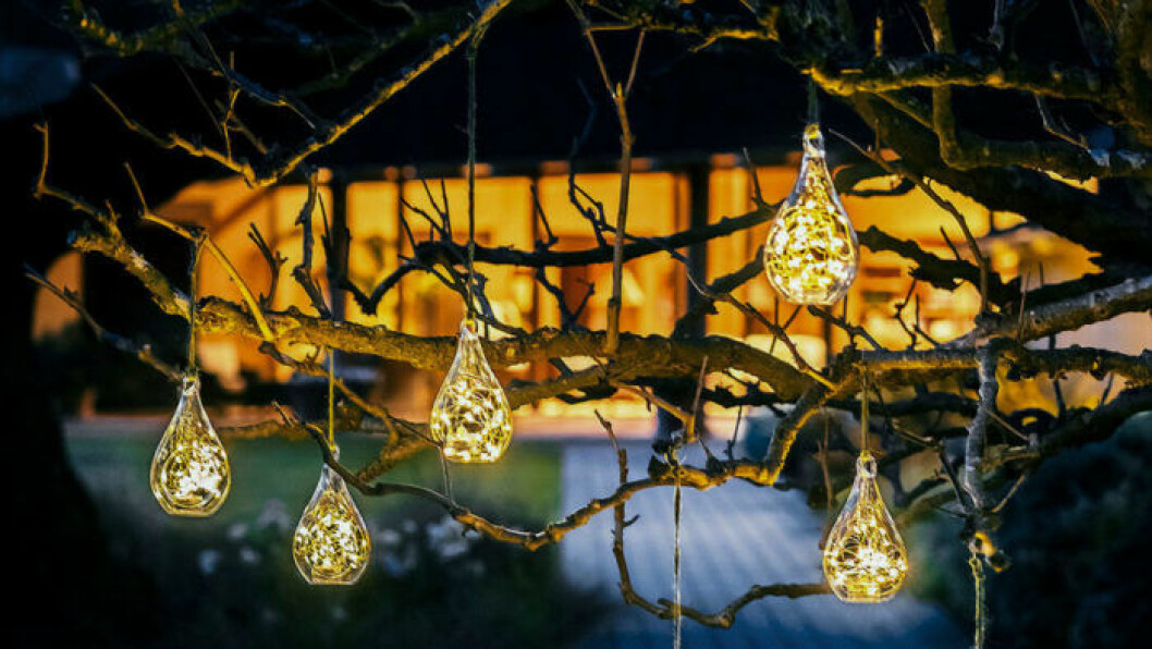 Foto via: <a href="http://www.gardenoholic.com/7-unique-ways-to-use-christmas-lights-outdoors/" target="_blank" rel="noopener">Gardenoholic</a> Ihåliga glasbehållare med ljusslingor