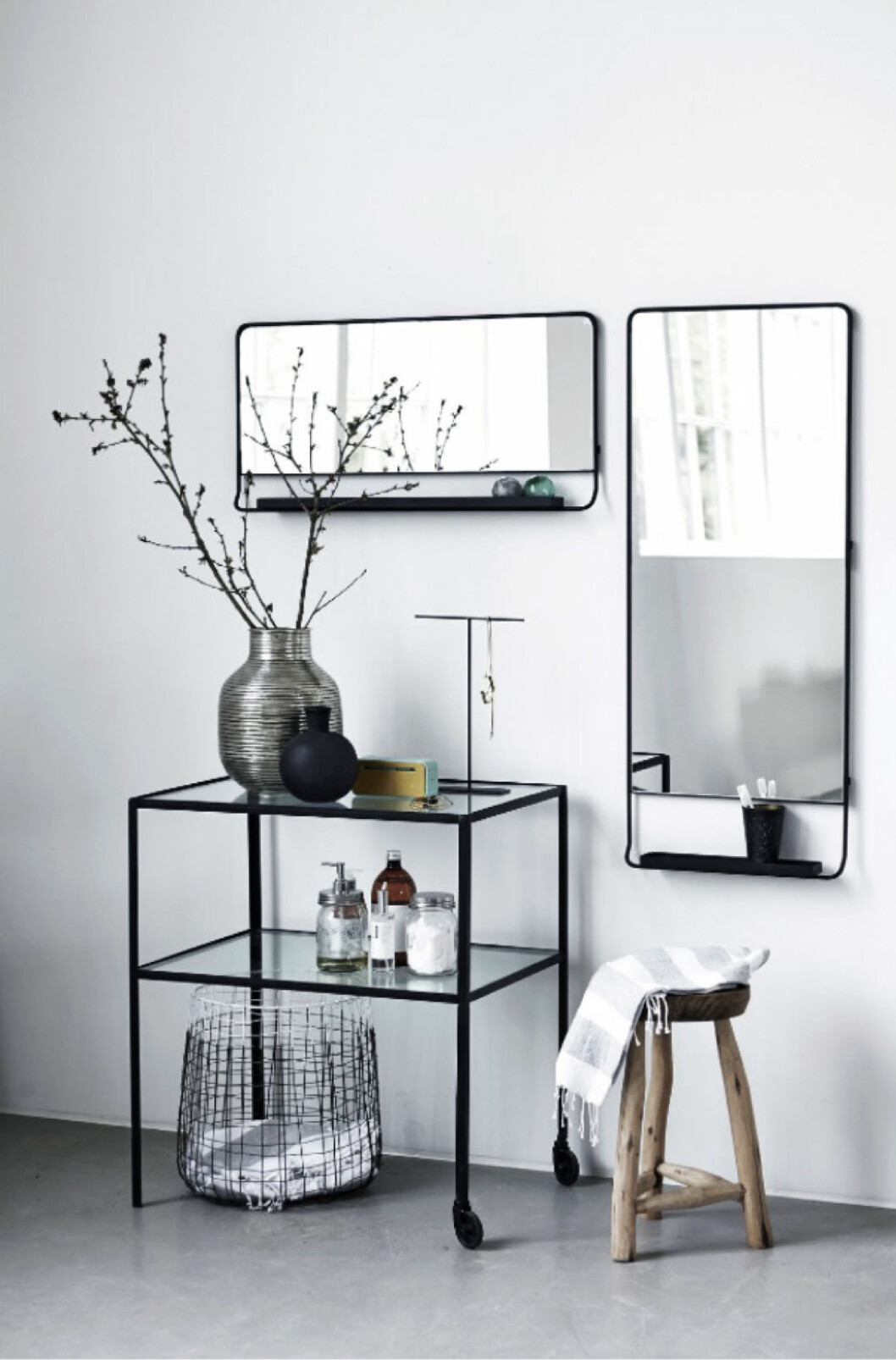 Via: <a href="http://www.livingandcompany.com/en/house-doctor-chic-mirror-with-shelve-black-7922797.html" target="_blank" rel="noopener">Living and Co. </a> Speglar i olika former