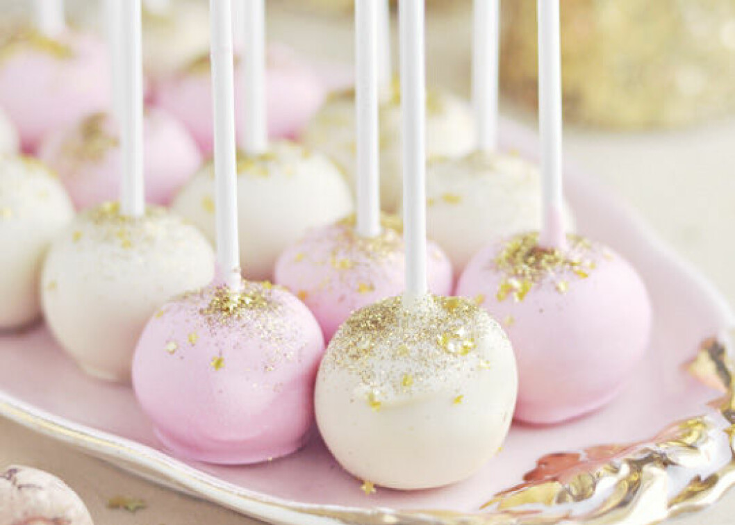 <em>Recept: <a href="http://sweetapolita.com/2011/12/pink-champagne-cake-pops/" target="_blank" rel="noopener">Sweetapolita</a></em> 12. pink-champagne-cake-pops-01