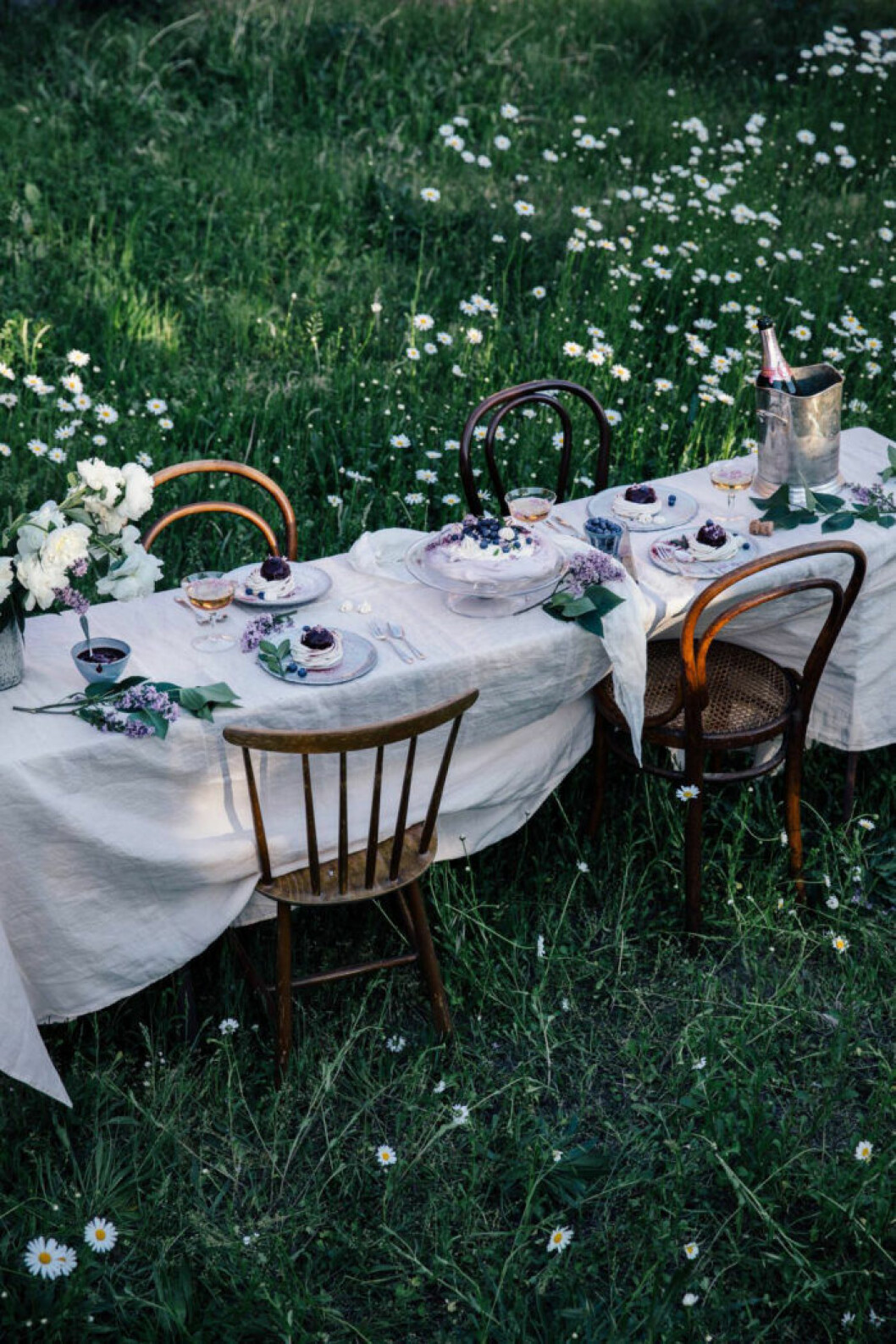 Foto: Our food stories dukat bord med linneduk på gräsmattan
