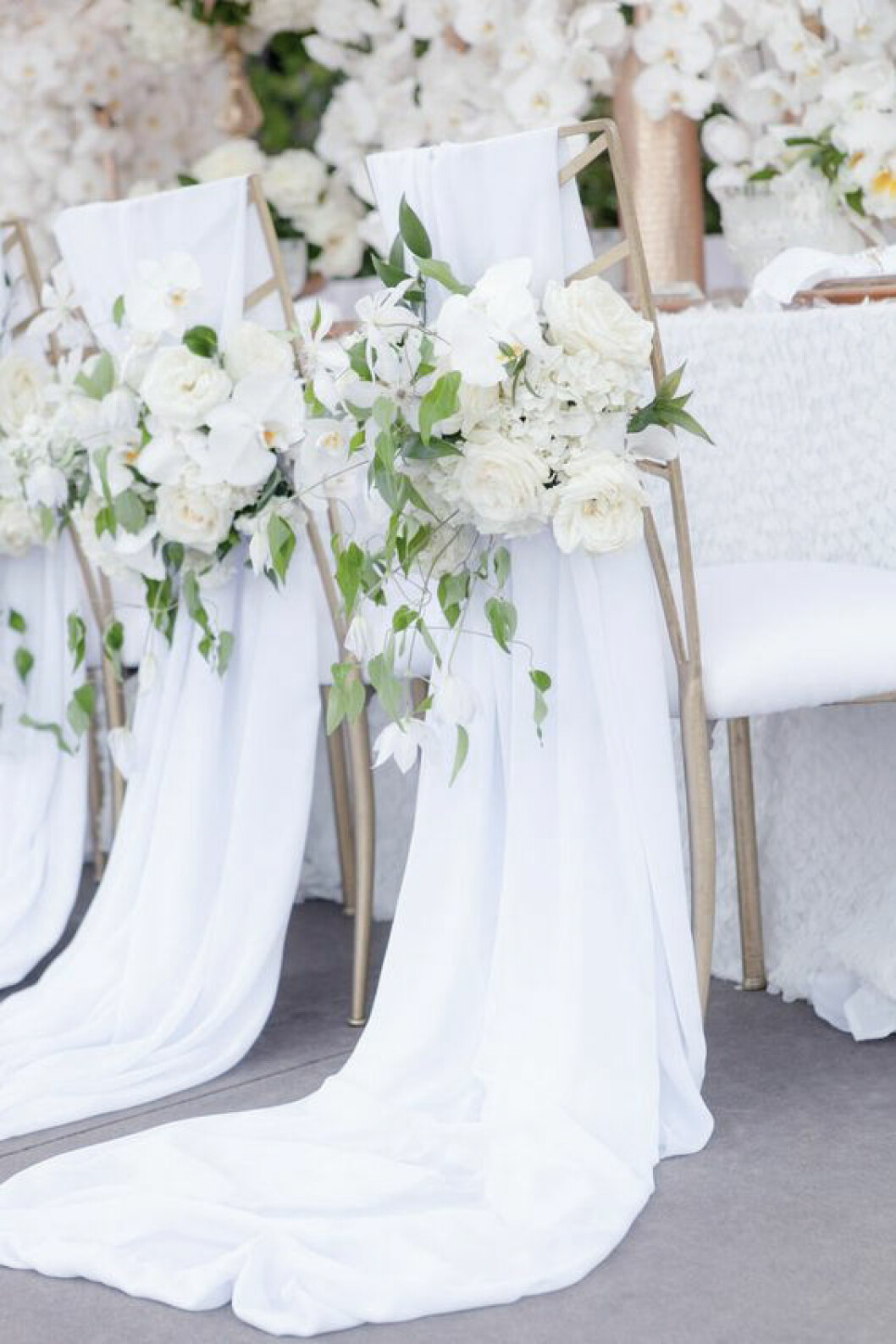 Via: <a href="http://www.modwedding.com/2014/01/simply-gorgeous-wedding-reception-ideas/" target="_blank" rel="noopener">Modwedding</a> Levande växter på stolen.