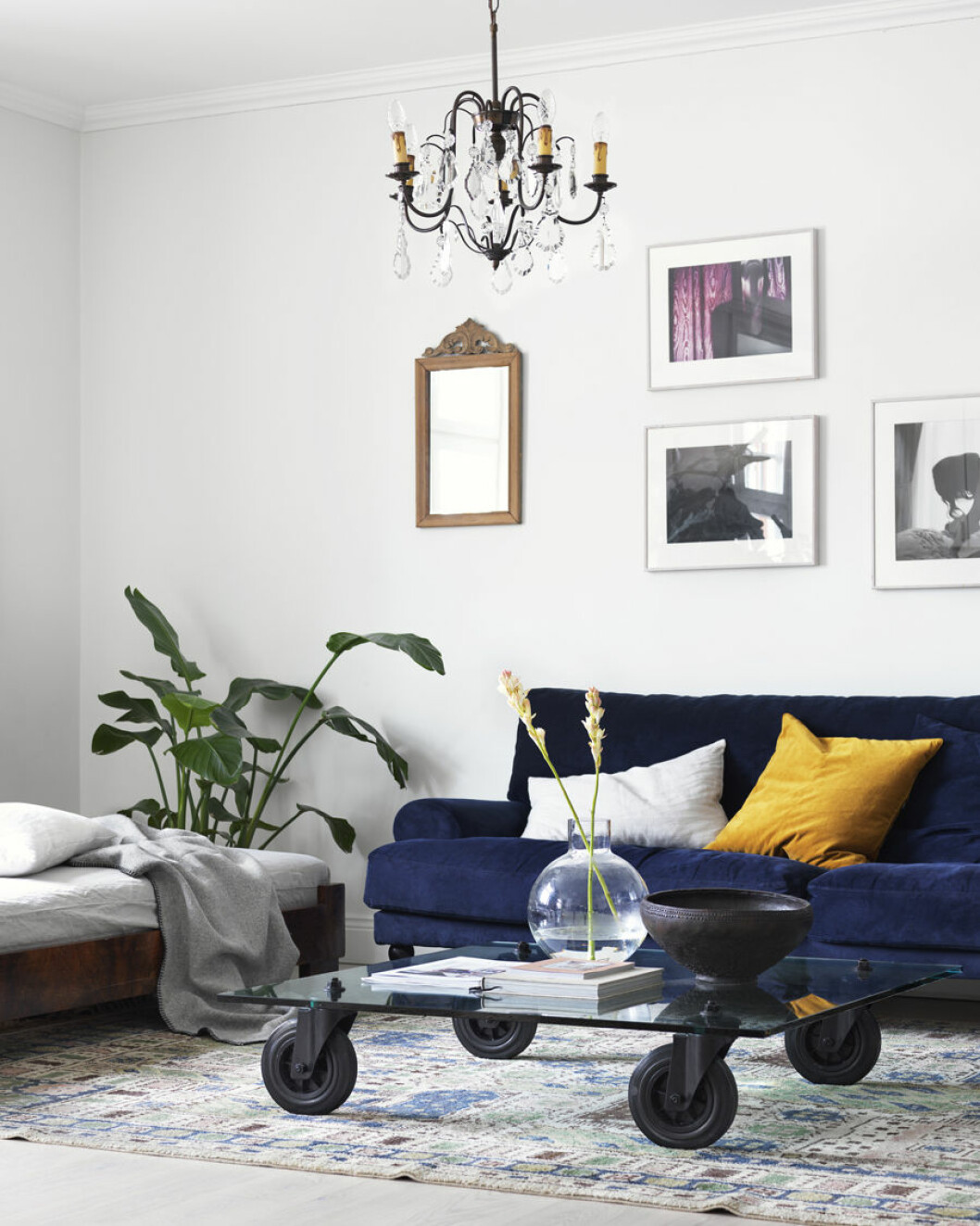 Foto: <a href="https://www.instagram.com/petrabindel/" target="_blank" rel="noopener">Petra Bindel </a>Styling: <a href="http://emmaperssonlagerberg.blogspot.se/" target="_blank" rel="noopener">Emma Persson Lagerberg</a> Syns i: <a href="https://www.elle.se/decoration/idyllisk-sekelskifteslagenhet-inredd-med-ljuvliga-vintagefynd/" target="_blank" rel="noopener">Idyllisk sekelskifteslägenhet – inredd med ljuvliga vintagefynd</a> Mörkblå sammetssoffa i vardagsrum målat i vitt.