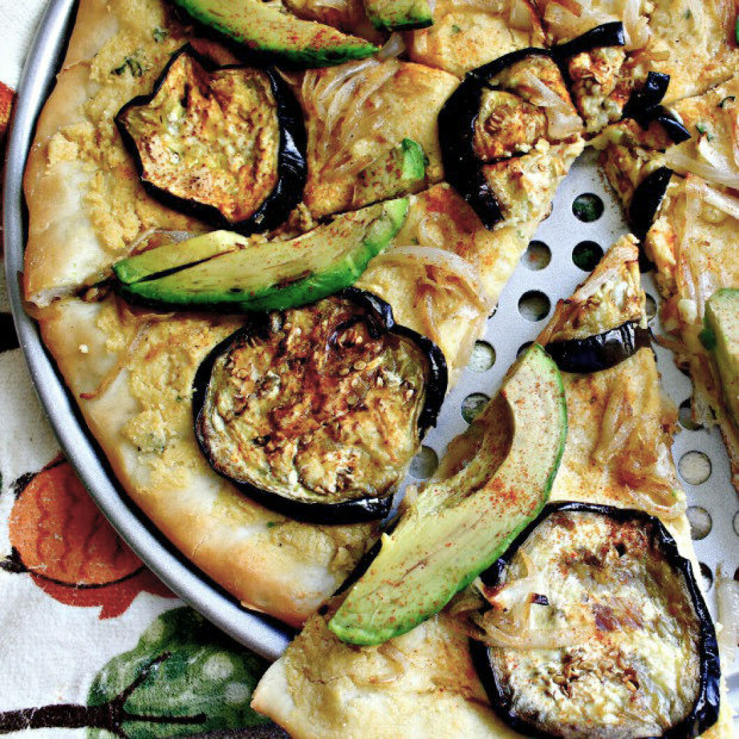 <em>Recept och foto: <a href="http://whatjewwannaeat.com/vegan-israeli-pizza/" target="_blank" rel="noopener">WJWE</a></em> 12. veganpizza