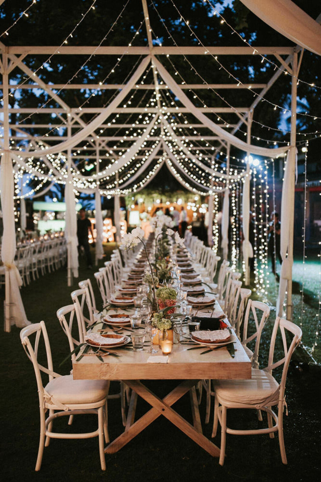 Foto via: <a href="https://www.rockmywedding.co.uk/kerry-tom/" target="_blank" rel="noopener">Rock my wedding</a> Utomhusbröllop, dukning och plats dekorerad med ljusslingor.