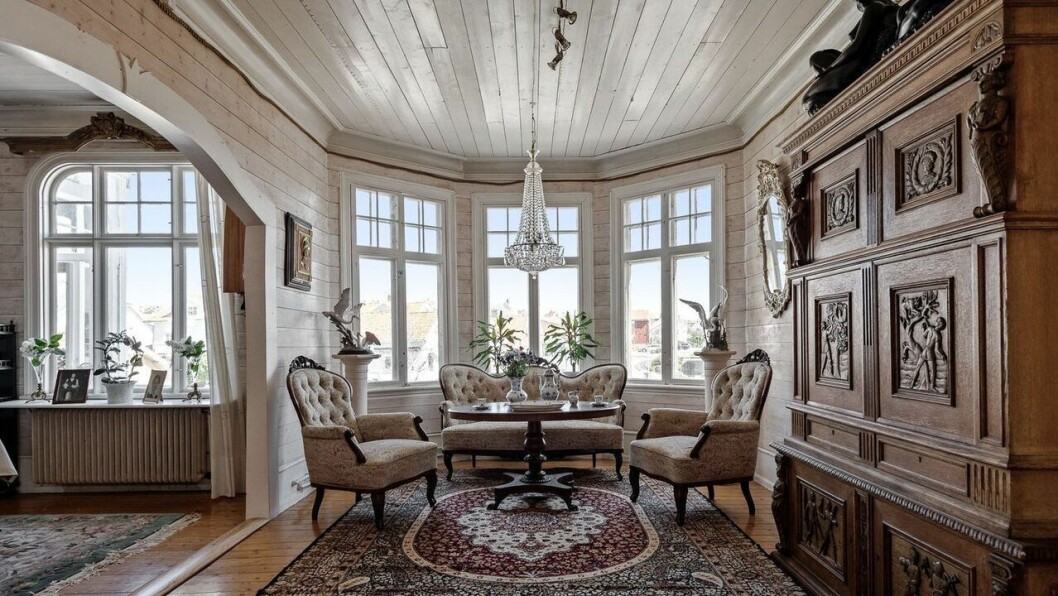 I nuläget är villan inredd med anrika möbler anno sekelskifte. Foto: Tomas Gillberg Hus på Smögen till salu på Hemnet