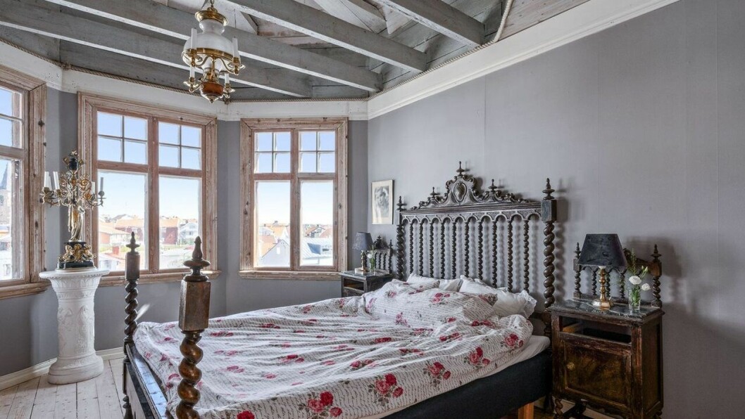 Det mäktiga tornrummet har takhöjd upp i nock. Foto: Tomas Gillberg Hus på Smögen till salu på Hemnet