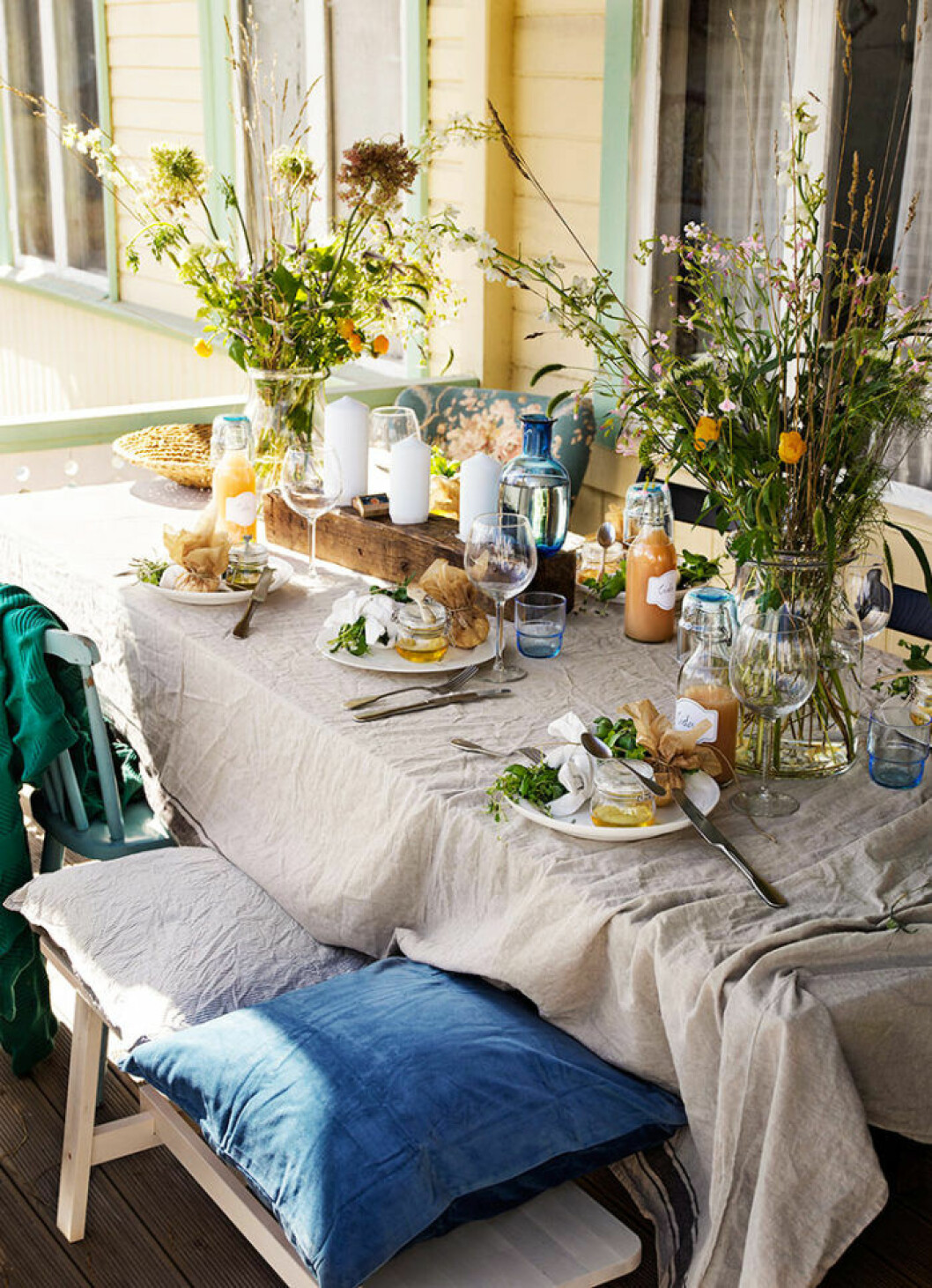 Cosy summer balcony dining table. 