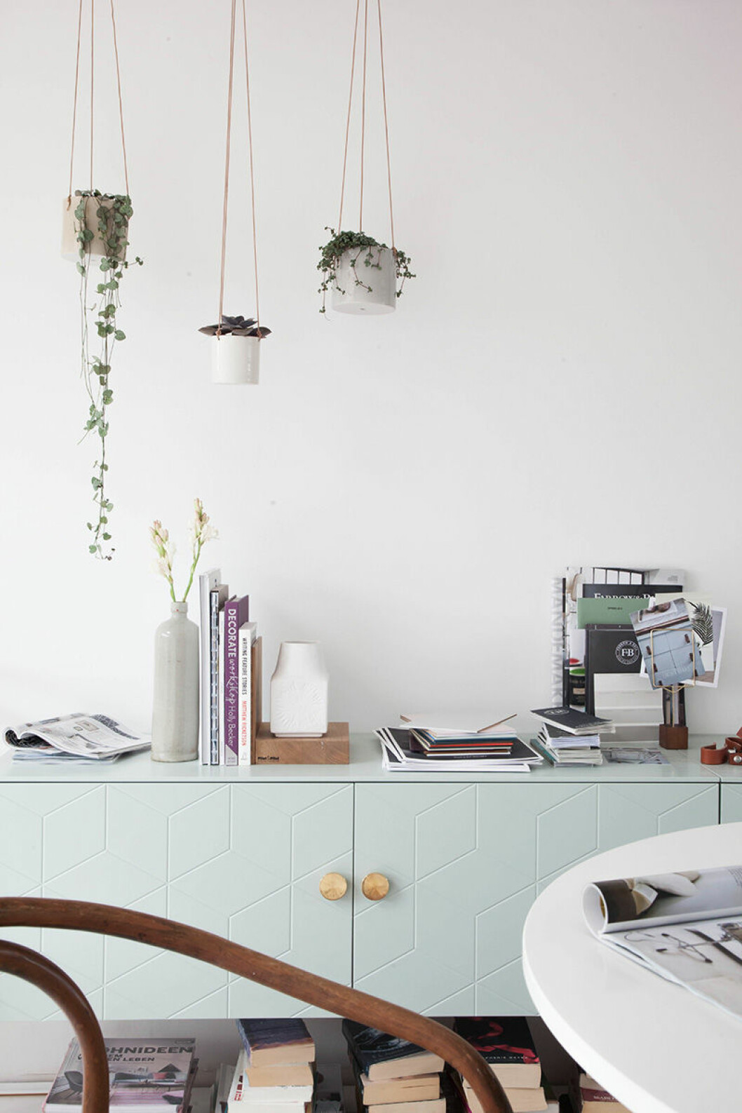 Via: Be My Deco Ikeas byrå bestå med dekorativ front i ljusgrön färg, matchande skiva och med beslag i mässing