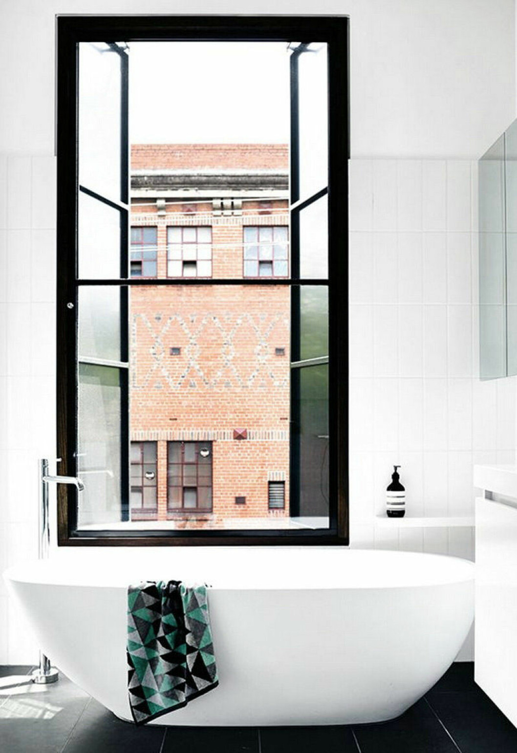Via: Interior Decorating Fönster med svart fönsterkarm i ett i övrigt vitt badrum