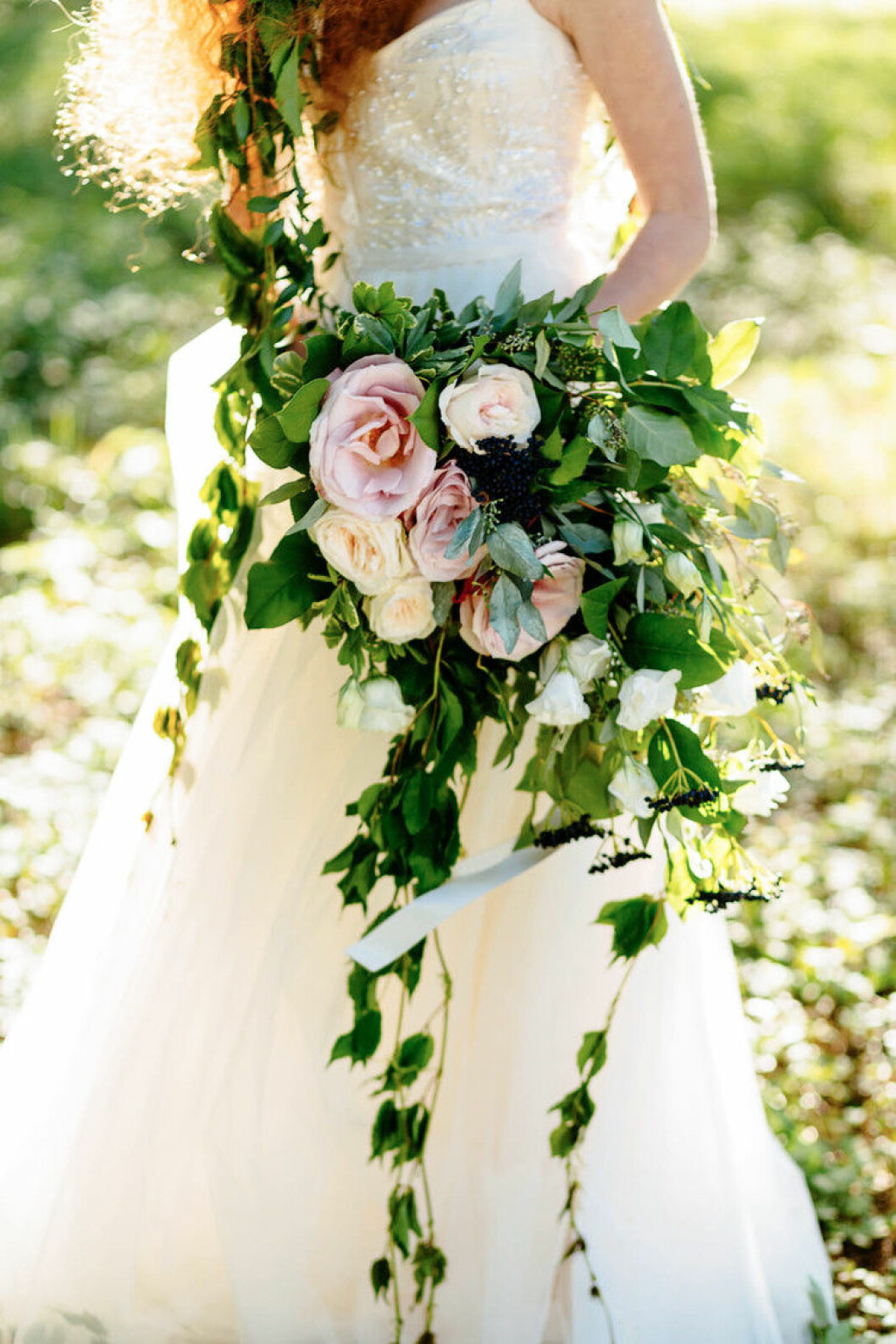 Foto via: <a href="http://iwomaninlove.blogspot.se/2015/07/cascading-wedding-bouquets-look-amazing.html" target="_blank" rel="noopener">I woman in love</a> Lägg till hängande trädgrenar.