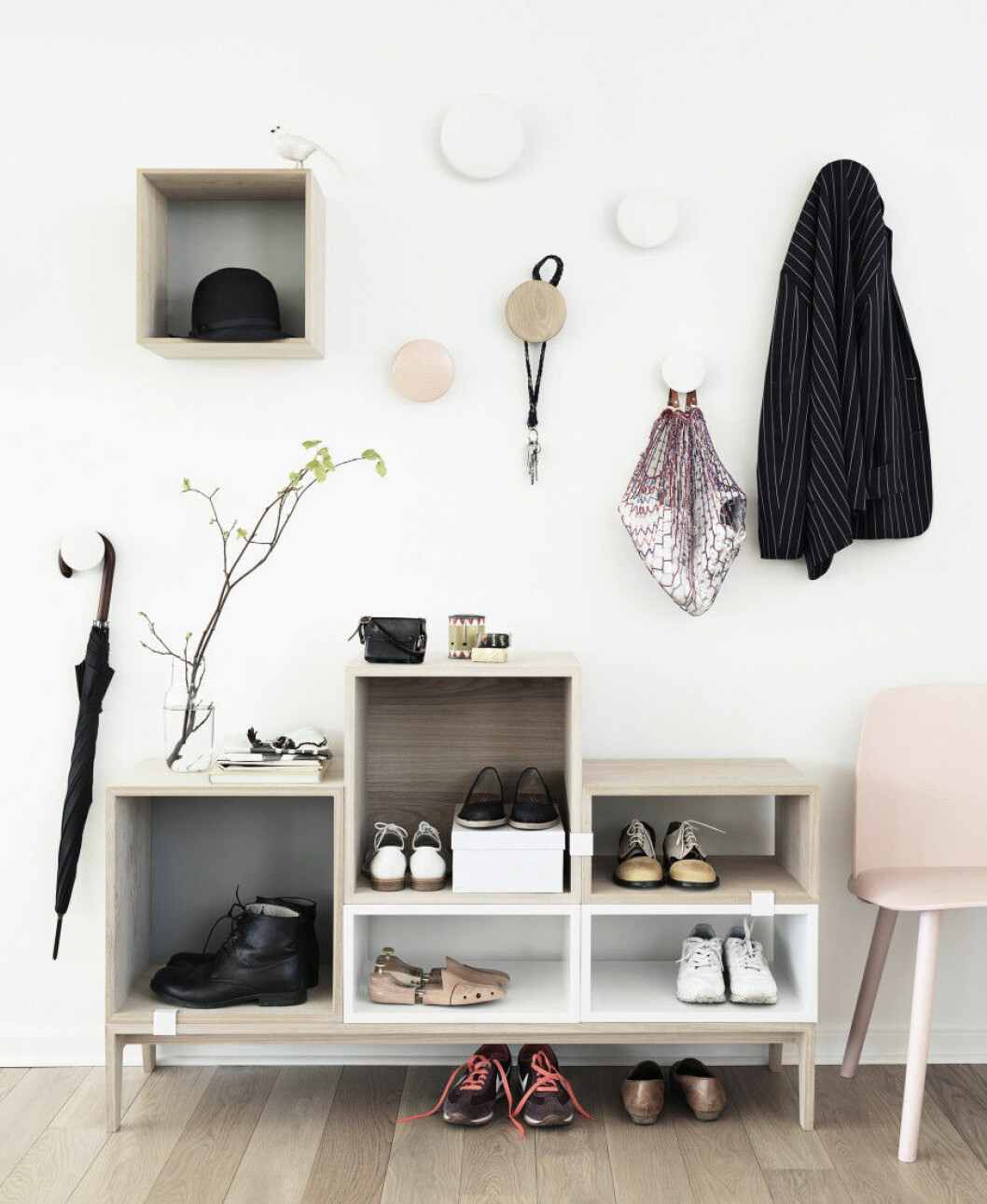 Foto: Muuto Hall med boxar på varandra som förvaring och fin inredningsdetalj