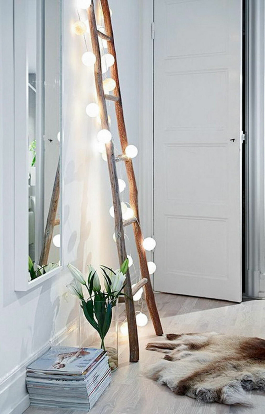 Foto via: <a href="https://duletatic.info/22-decorative-ladder-ideas-kitchen/decorative-ladder-ideas-8-with-string-lights-endearing/" target="_blank" rel="noopener">Duletatic</a> Dekorationsstege i trä med ljusslinga