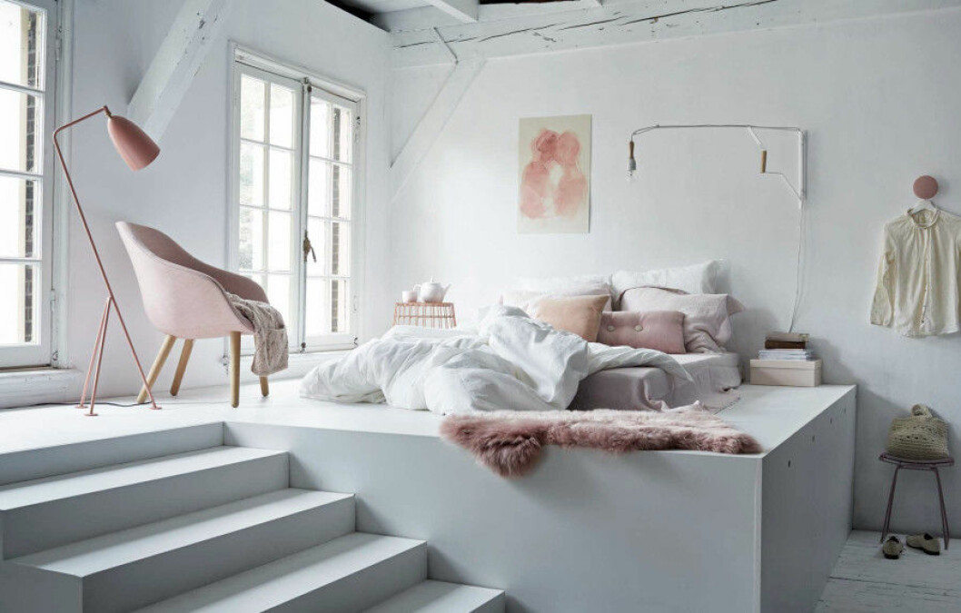 Via: <a href="http://www.vtwonen.nl/inspiratie/slaapkamer/slaapkamer-en-meer/" target="_blank" rel="noopener">Vtwonen</a> Säng placerat på ett litet podium som skapat snygga nivåskillnader i rummet
