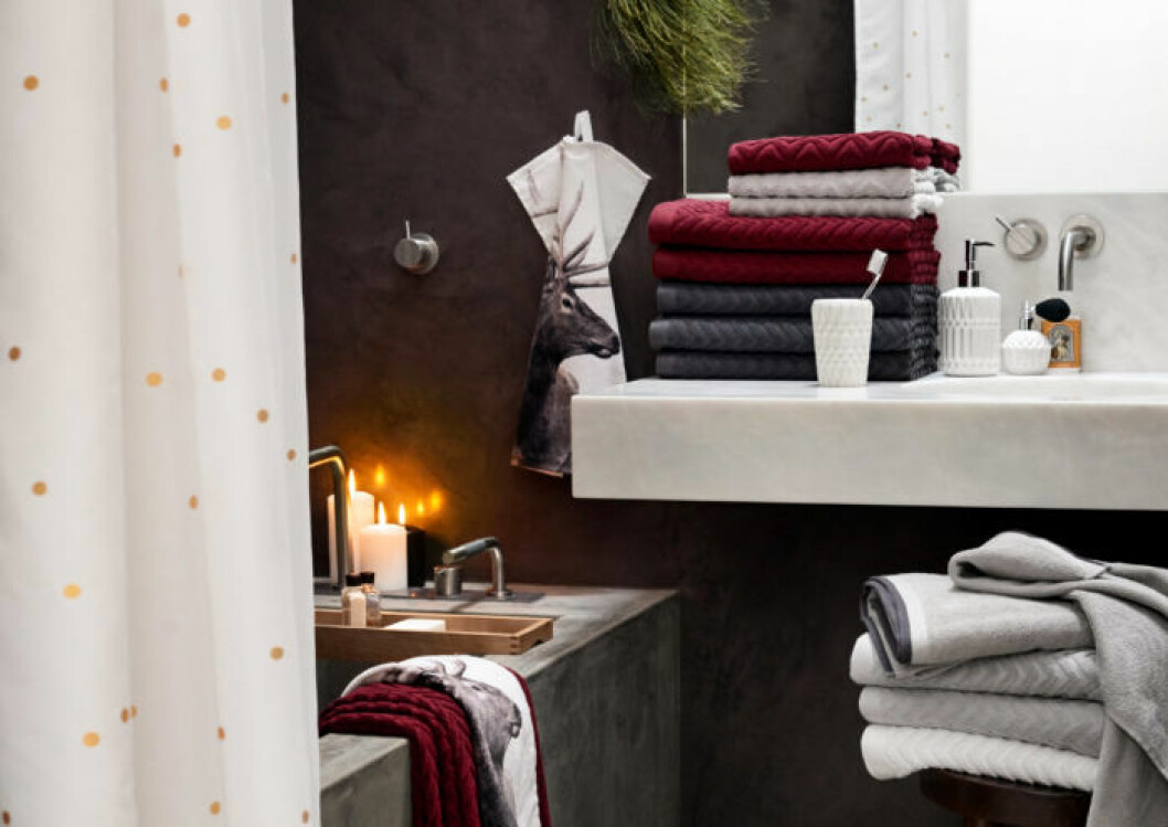 Foto: <a href="http://www.hm.com/se/department/HOME" target="_blank" rel="noopener">H&M Home</a> Röda detaljer i badrummet.