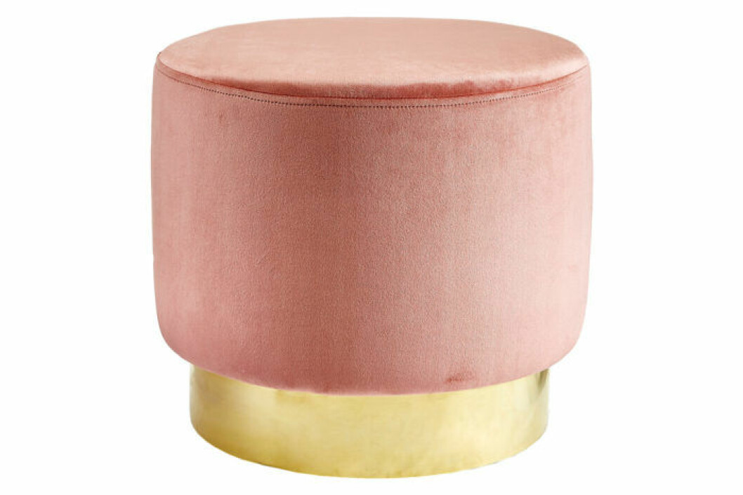 Elegant sittpuff i rosa sammetsklädnad och med fot i blank mässing.