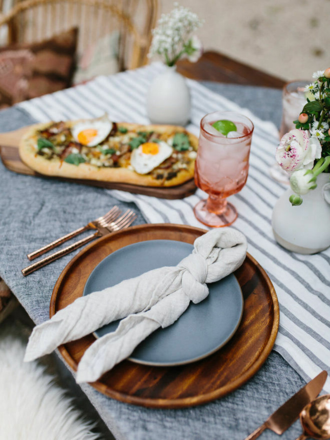 Foto: The effortless chic trä, porslin och färgglada glas skapar en spännande dukning