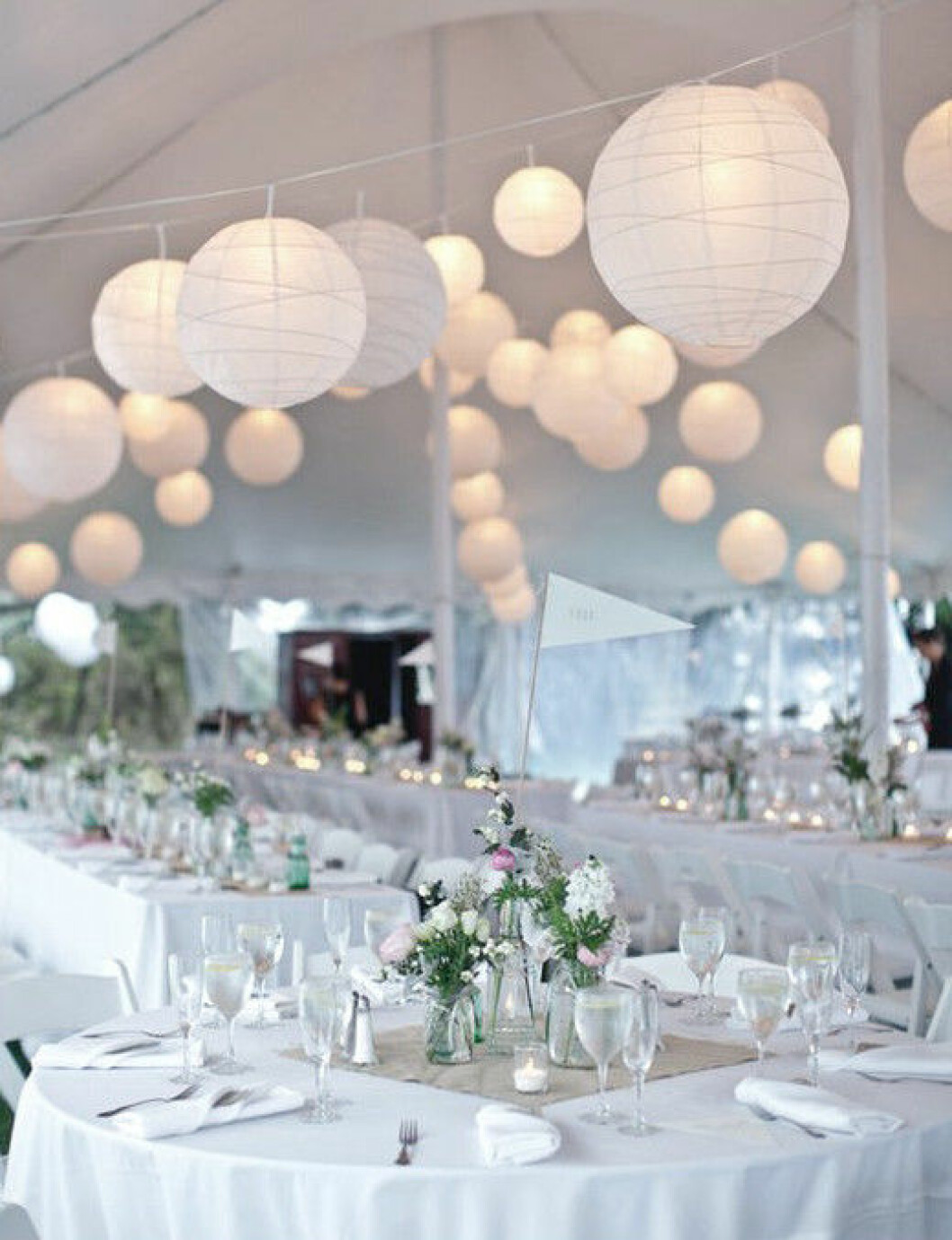 Via: <a href="http://www.100layercake.com/blog/wp-content/uploads/2012/04/Black-and-white-Rhode-Island-wedding-8.jpg" target="_blank" rel="noopener">100 Layer Cake</a> Belysning gör mycket för stämningen.