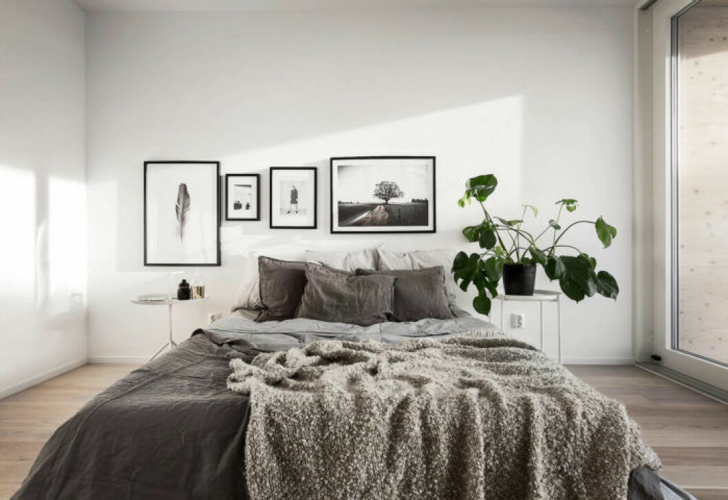 Foto: Adam Helbaoui/Kronfoto Styling: Scandinavian Homes för <a href="https://www.instagram.com/tobinproperties/" target="_blank" rel="noopener">Tobin Properties</a> Sovrum med tavelvägg och sängkläder i linne. Monstera.