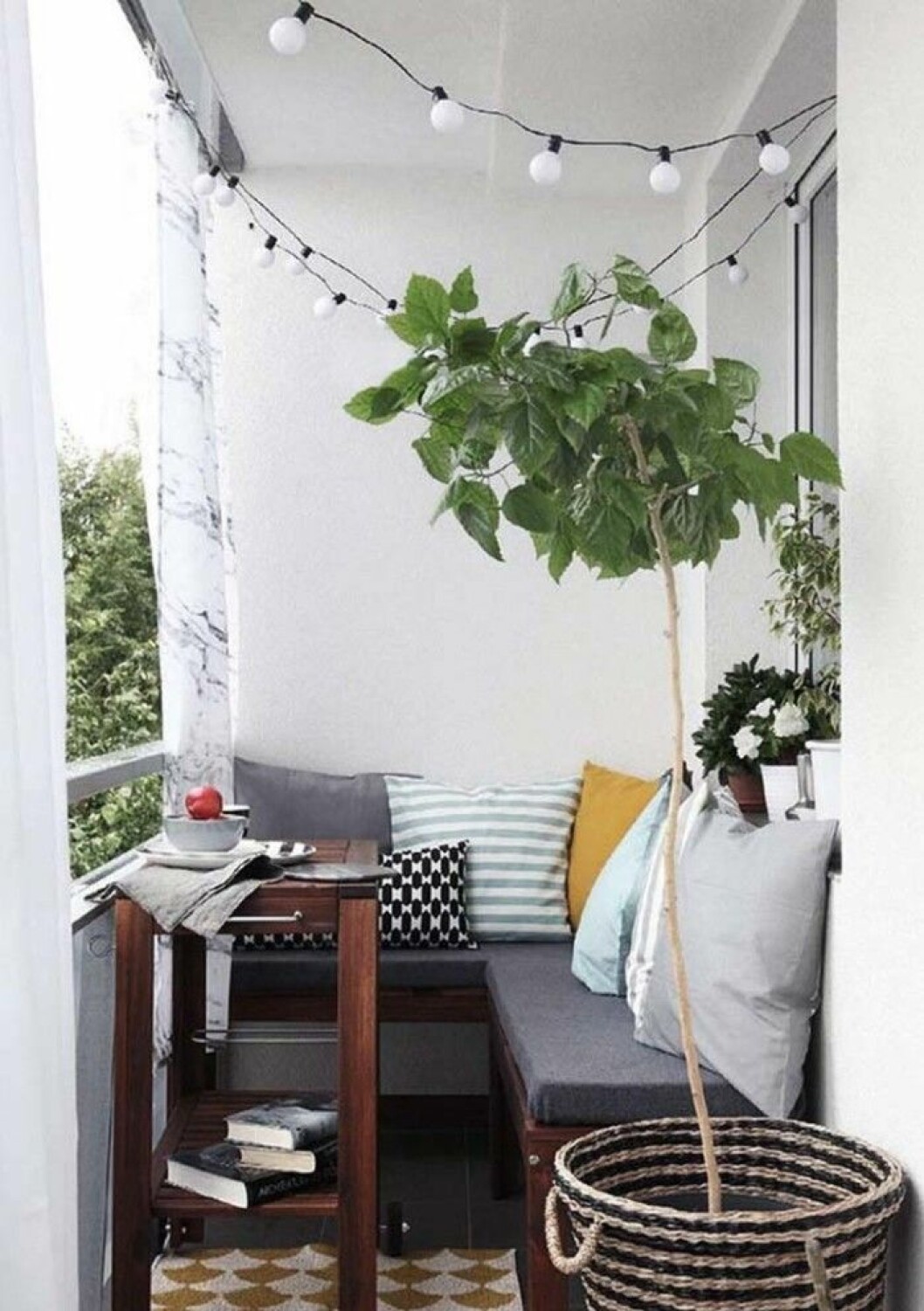 Via: <a href="http://projetos.habitissimo.com.br/projeto/como-criar-uma-espaco-para-relaxar-em-casa" target="_blank" rel="noopener">Habitissimo</a> Balkong med lampor och kuddar.