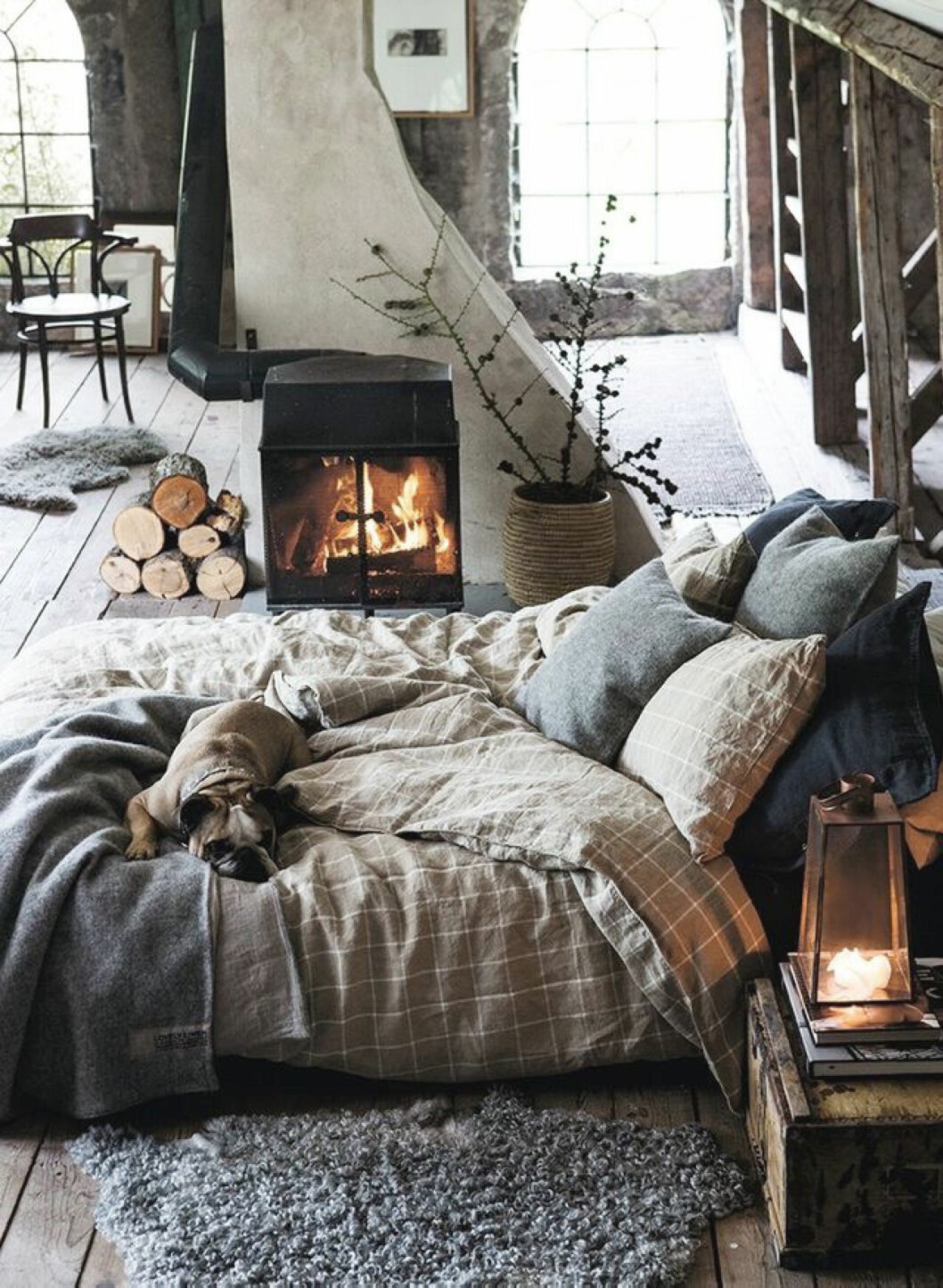 Via: <a href="http://dailydreamdecor.tumblr.com/post/134216326505" target="_blank" rel="noopener">Daily Dream Decor</a> Braskamin bredvid sängen