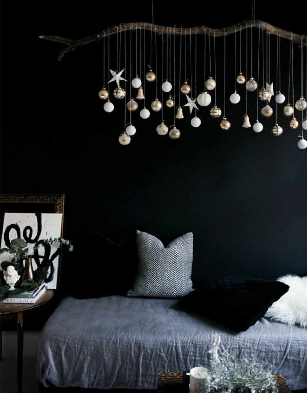 Foto via: <a href="https://www.arosecast.com/blogs/news/loved-links-6-wonderful-ways-to-add-festive-cheer-to-your-home-for-christmas" target="_blank" rel="noopener">A rose cast</a> Julpynta även i sovrummet.