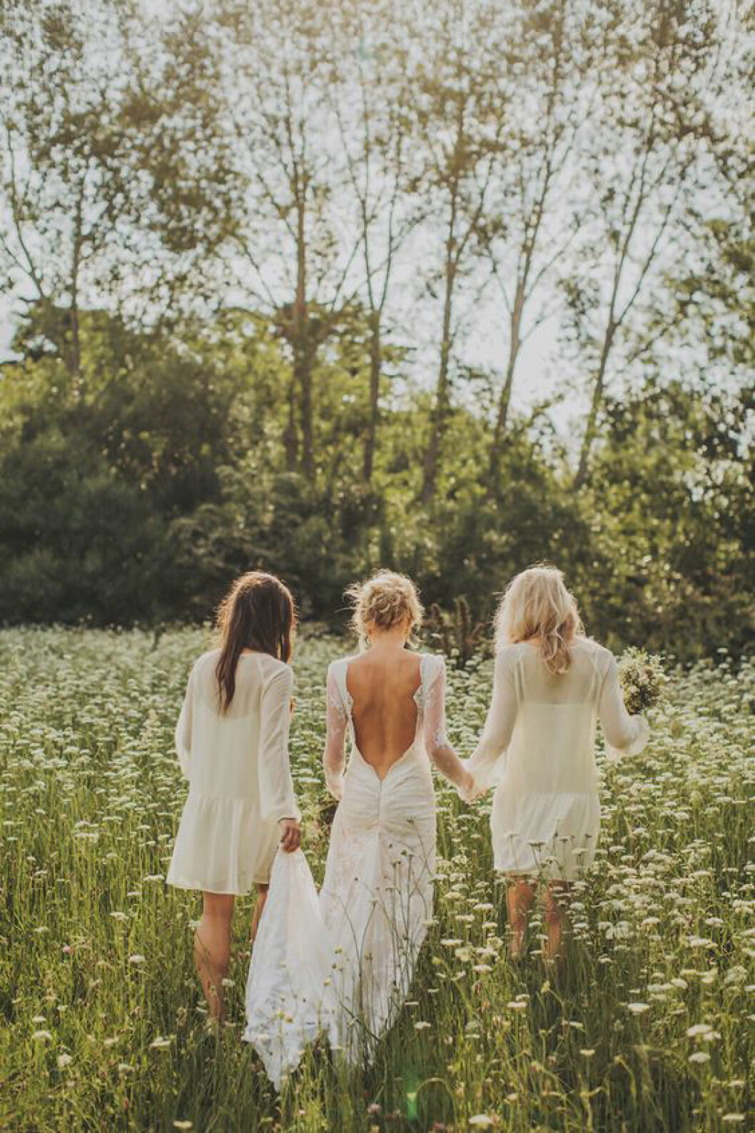 Via: <a href="https://www.bloglovin.com/blogs/dust-jacket-11619201/wedding-inspiration-summer-bride-4177551181" target="_blank" rel="noopener">Dust Jacket</a> Brudnäbbar som är klädda i vitt.