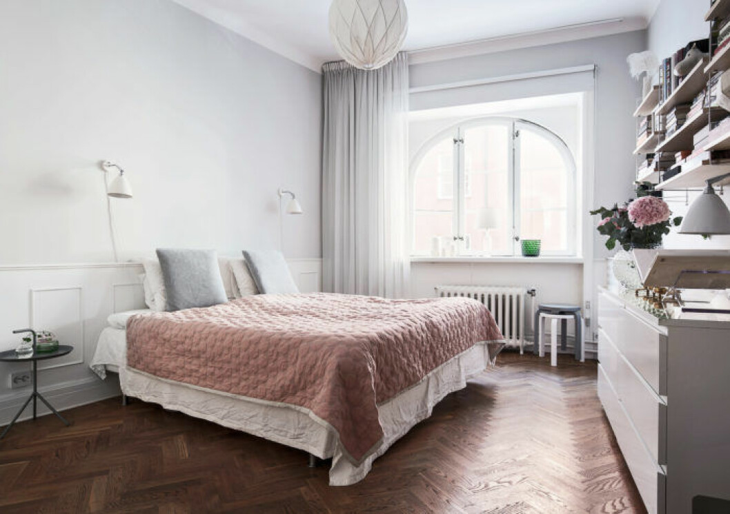 <em>Foto: Adam Helbaoui/<a href="http://www.kronfoto.se/" target="_blank" rel="noopener">Kronfoto</a> för <a href="http://alexanderwhite.se/" target="_blank" rel="noopener">Alexander White</a>/mäklare Wilhelmina Bonde Alfvén</em> 14. rosa-inredning
