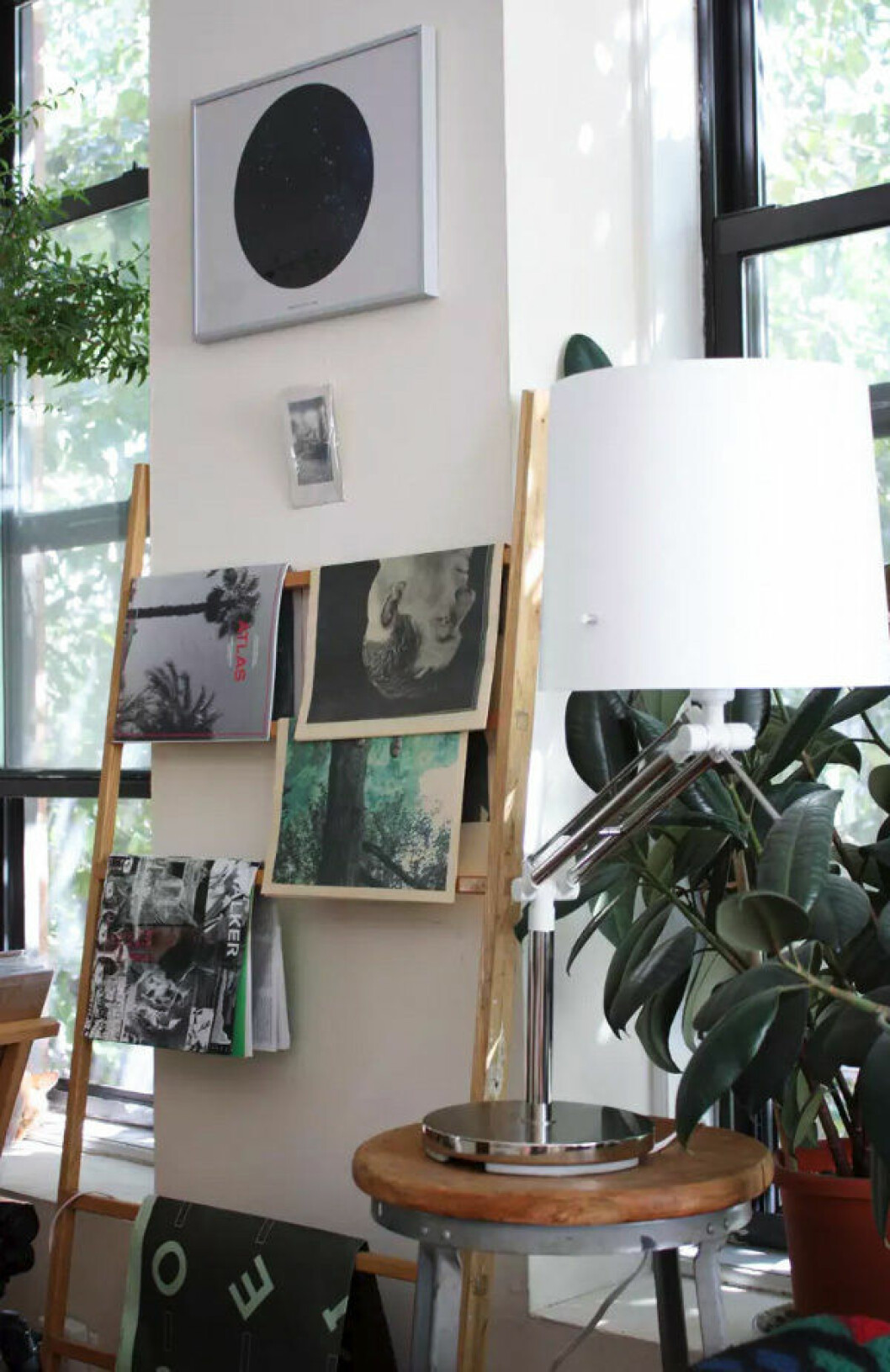 Foto via: <a href="https://www.apartmenttherapy.com/debbie-carlos-tour-house-tour-178674?crlt.pid=camp.geID5ywTtWJP#_" target="_blank" rel="noopener">Apartment therapy</a> Dekorationsstege i trä för tidningar