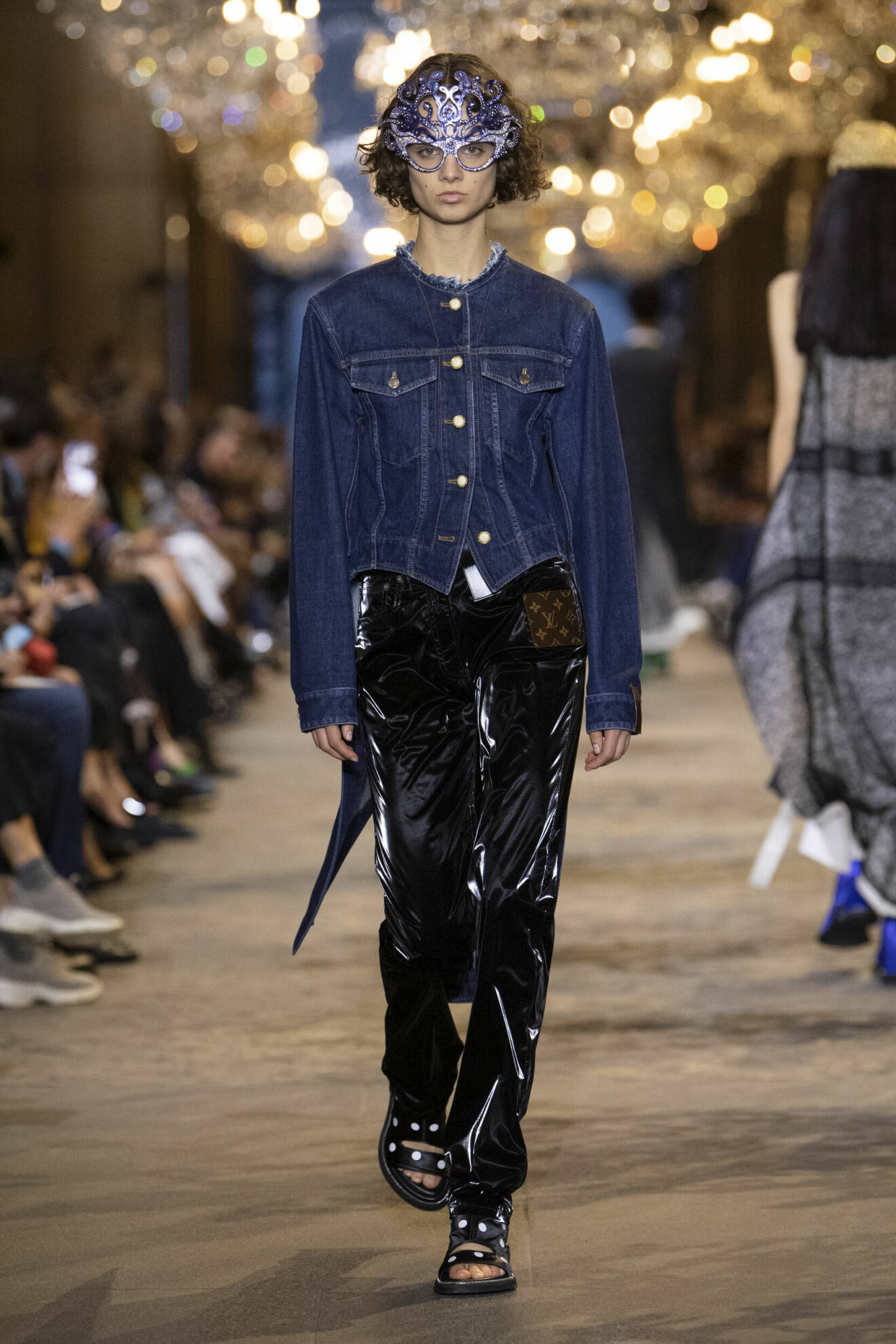 Mörk jeansjacka och svarta blanka byxor från Louis Vuitton SS22.