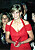 Diana i röd spetsklänning med detaljer.