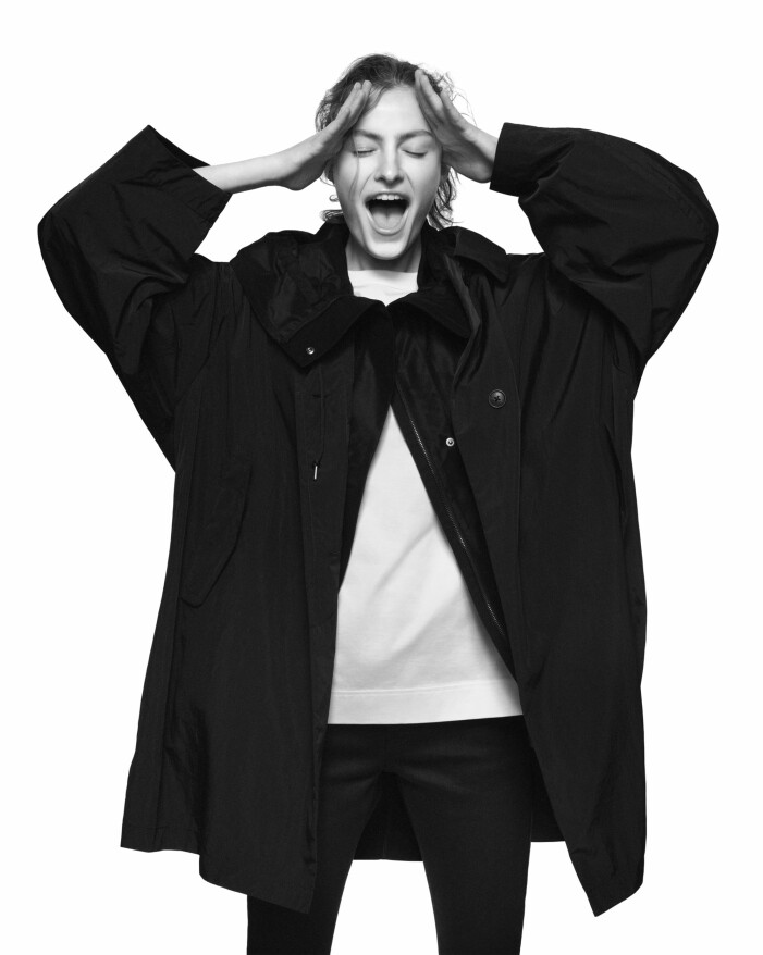 Svart jacka från +J kollektionen med Uniqlo