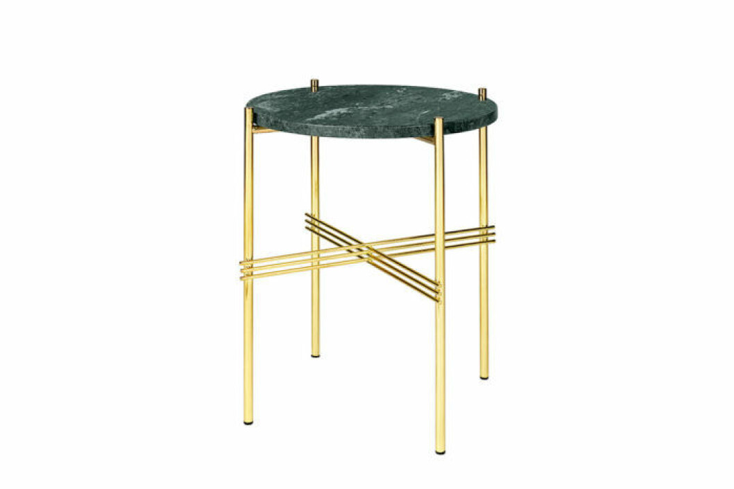Vackert designat sidobord i grön mässing och underrede i mässing, i det låga utförandet.