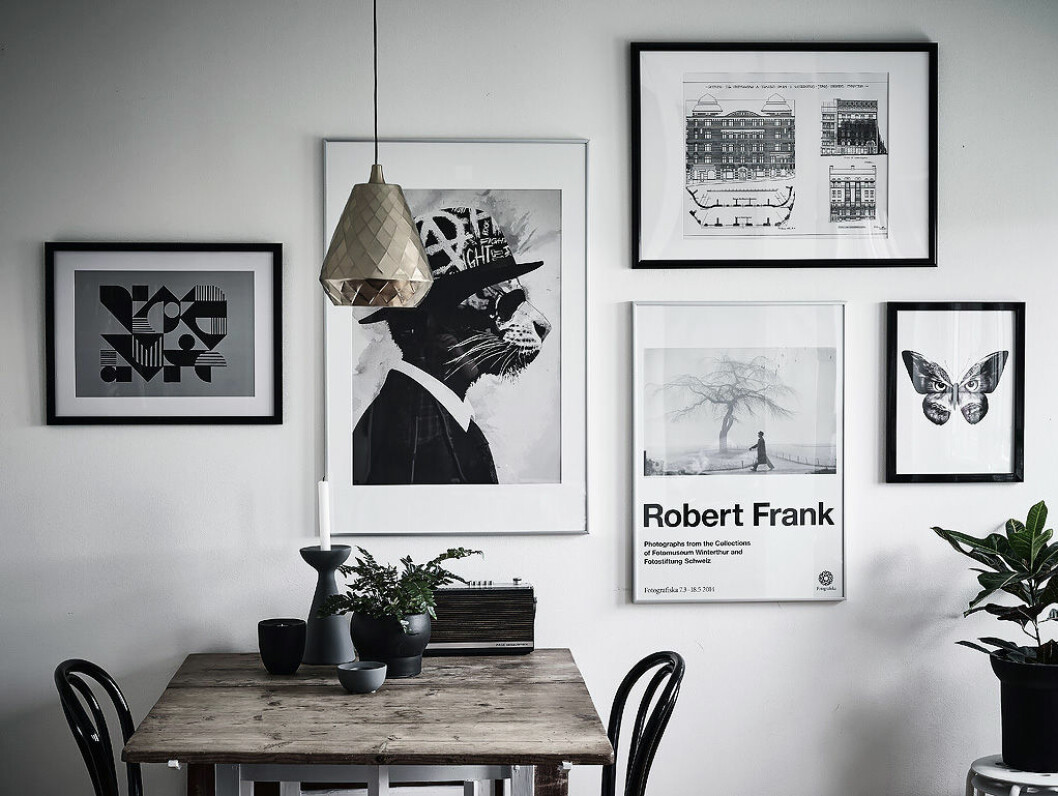 Foto: <a href="https://entrancemakleri.se/" target="_blank" rel="noopener">Entrance mäkleri</a> Tavelvägg med posters och bilder