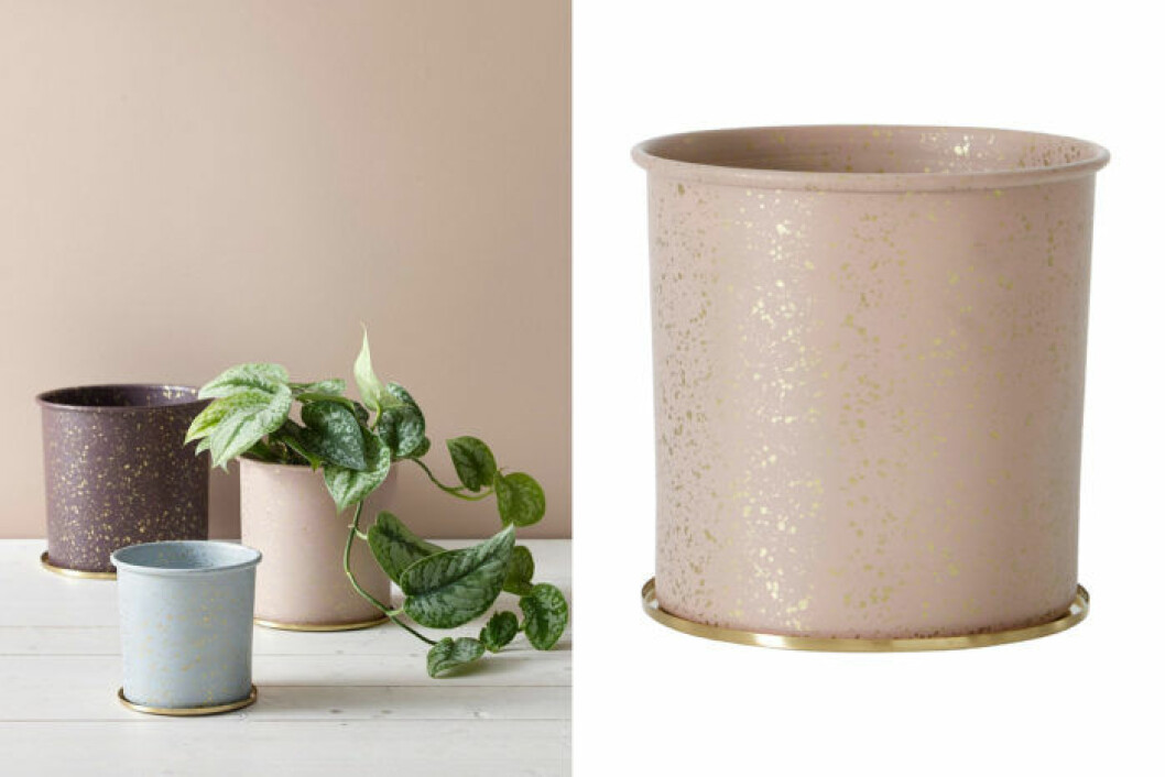 Ljusrosa kruka av metall med guldfärgade stänk och med fat i äkta mässing.