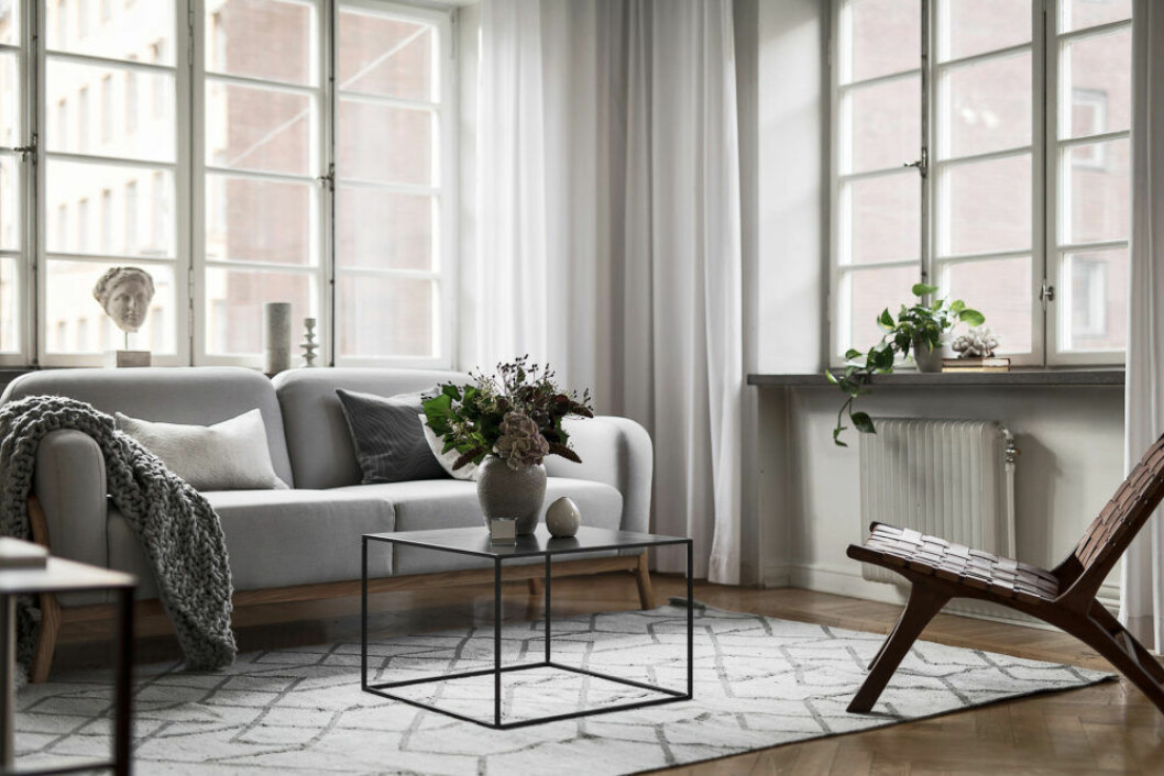 Foto: Adam Helbaoui/<a href="https://www.instagram.com/kronfoto/" target="_blank" rel="noopener">Kronfoto</a> Styling: Tanya Lennholm/Design therapy för Innerstadsspecialisten/mäklare: Bahar Nabavi Stora generösa fönster med sparsmakade inredningsdetaljer, gardiner i hörnet fyller tomrum
