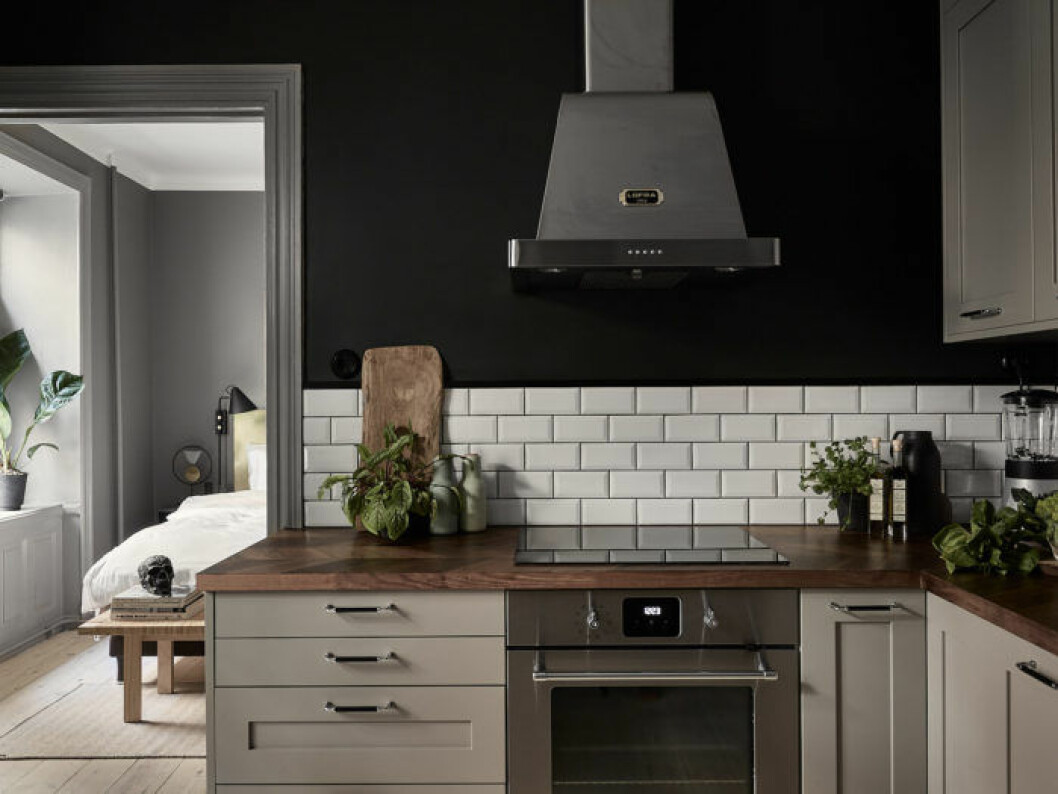 Kök med mörka väggar, ljusgrå luckor från Picky living och vitt metrokakel.